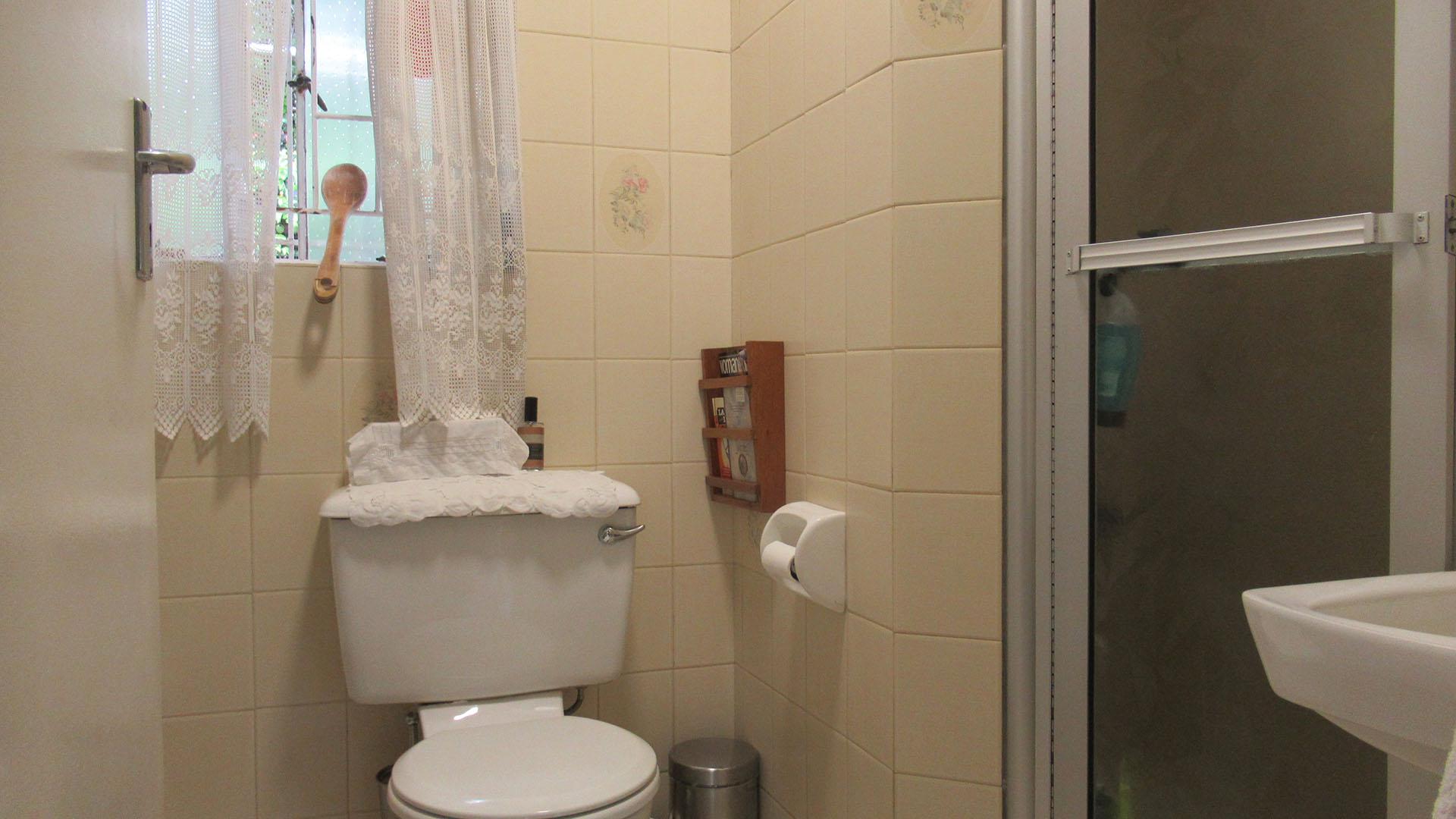 Bathroom 1 - 5 square meters of property in Witkoppen