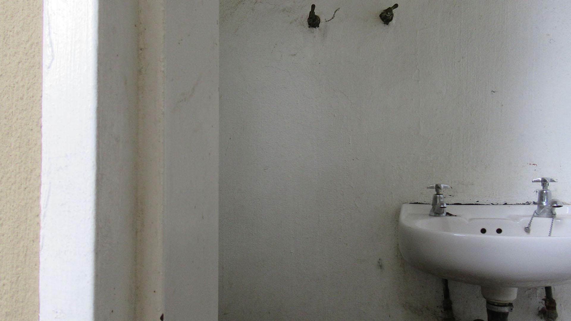 Bathroom 2 - 2 square meters of property in Witkoppen