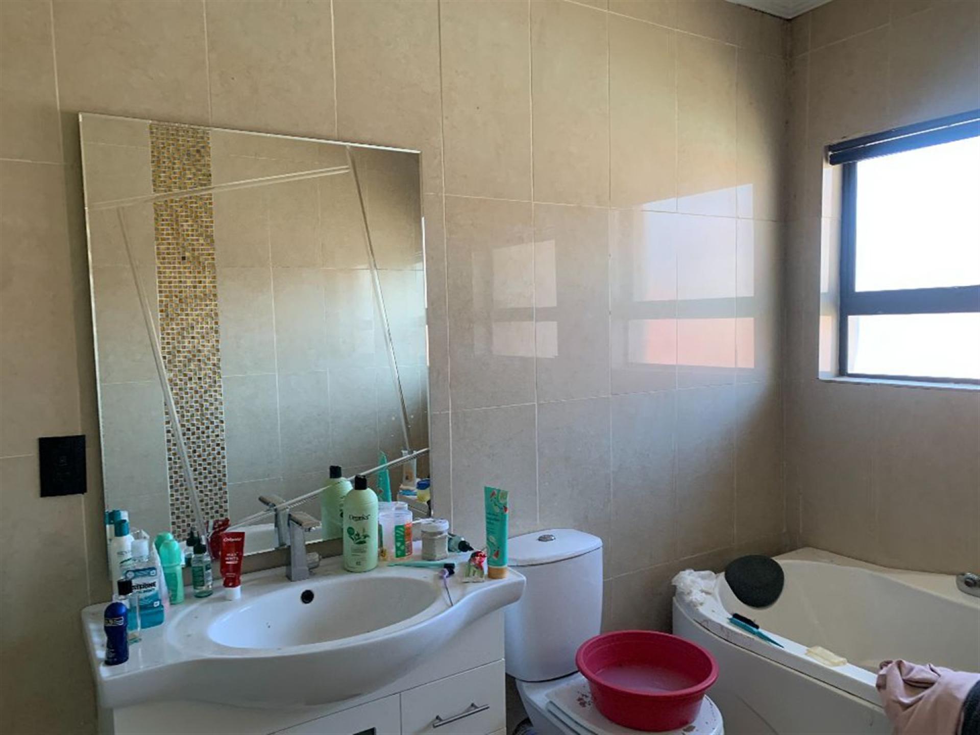 Bathroom 2 of property in Savannah Country Estate
