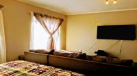 Lounges - 11 square meters of property in Klippoortje