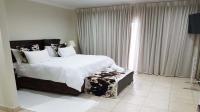 Main Bedroom - 29 square meters of property in Simbithi Eco Estate