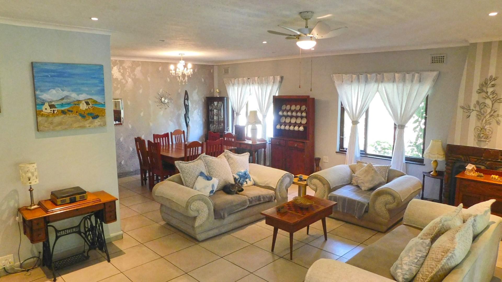 Lounges - 39 square meters of property in Umtentweni