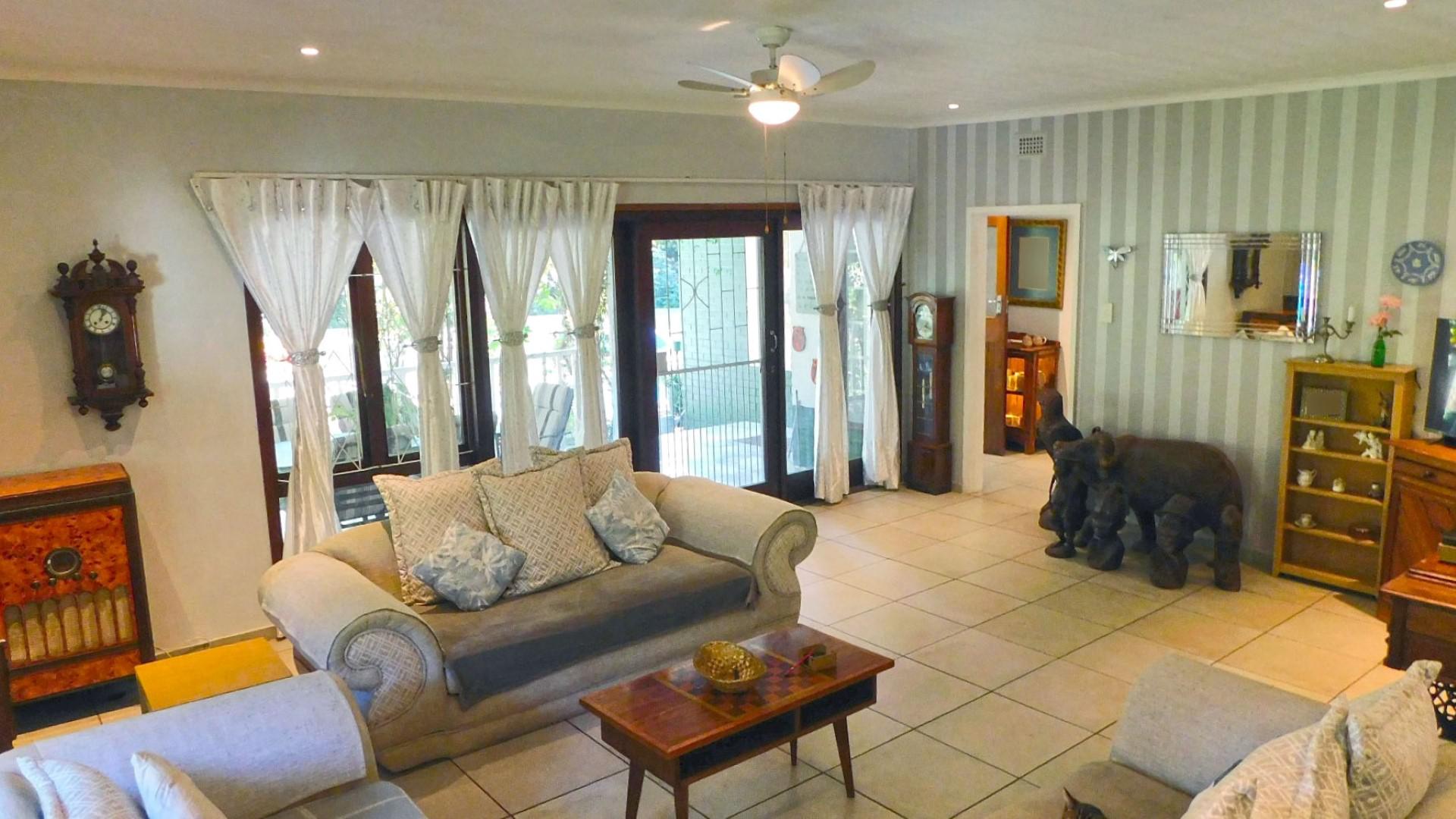 Lounges - 39 square meters of property in Umtentweni