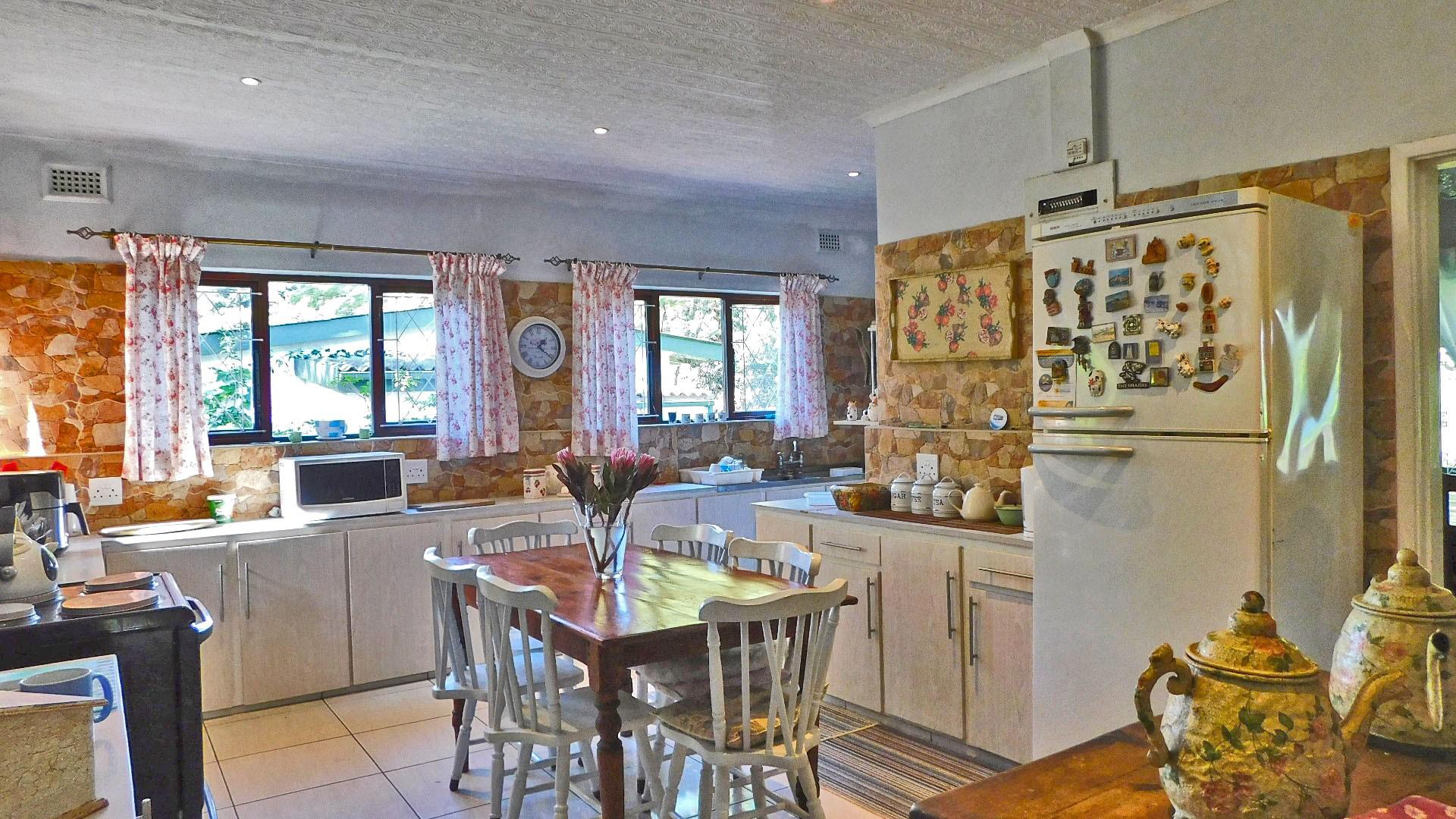 Kitchen - 26 square meters of property in Umtentweni