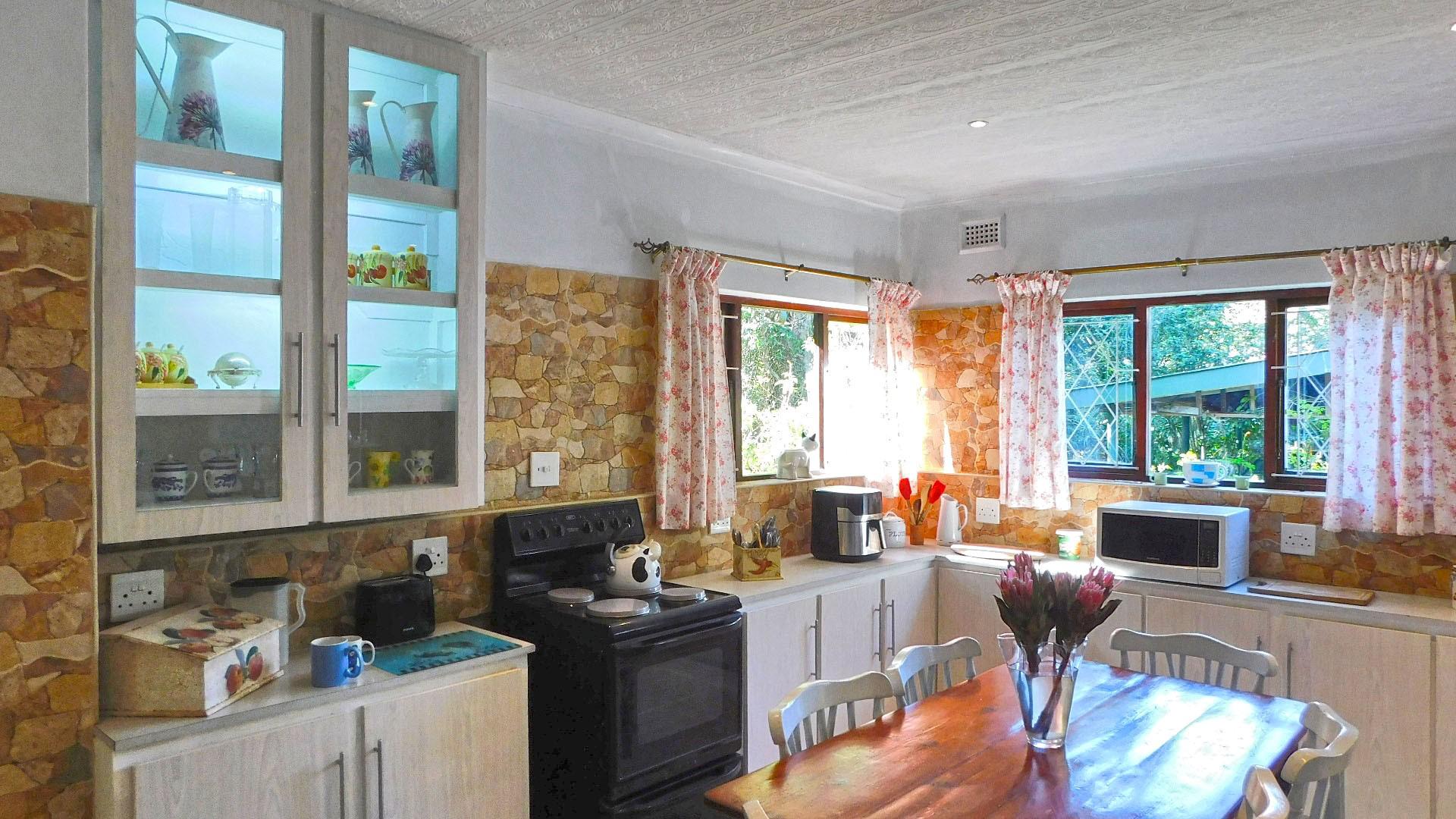 Kitchen - 26 square meters of property in Umtentweni