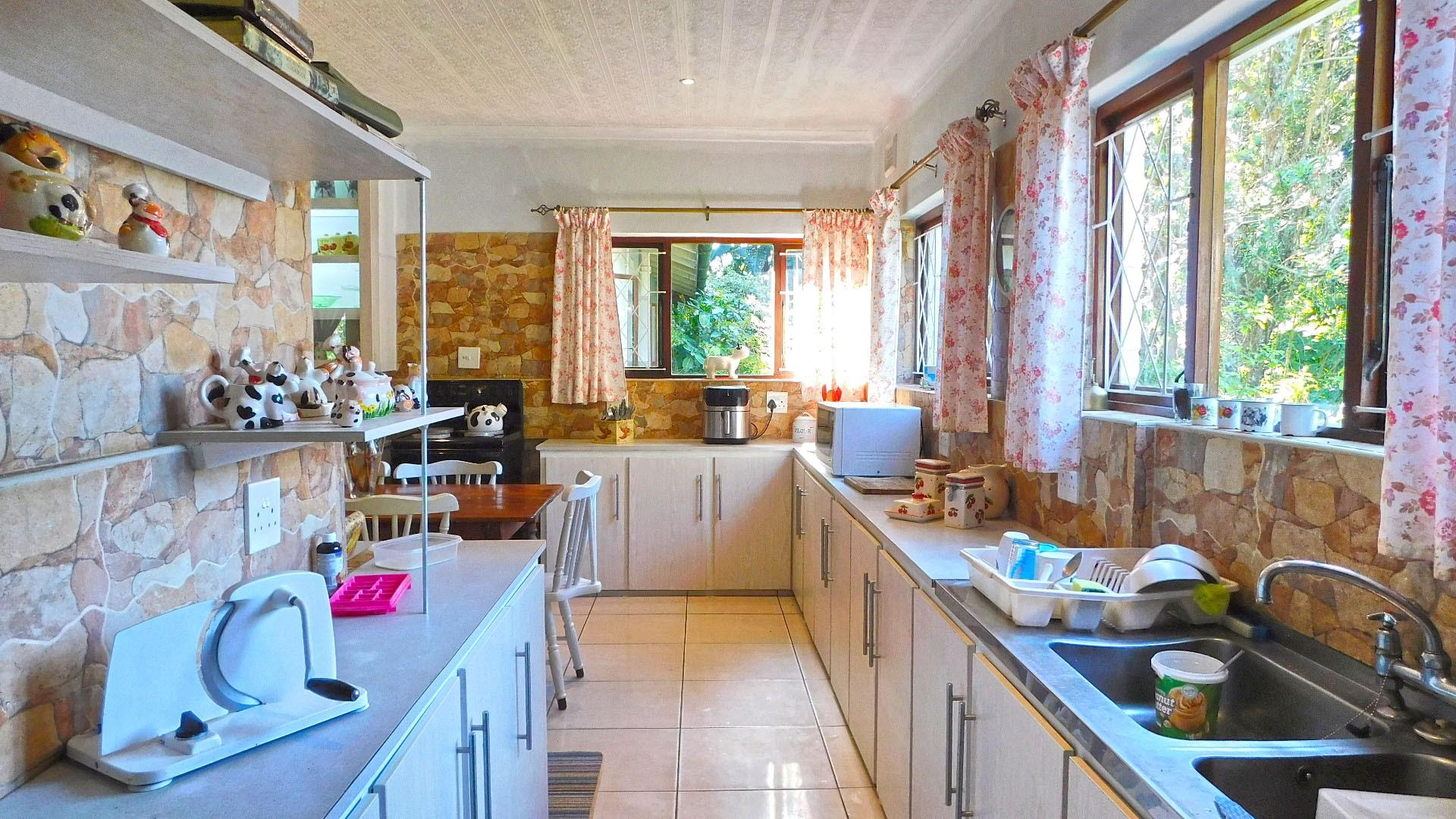 Kitchen - 26 square meters of property in Umtentweni