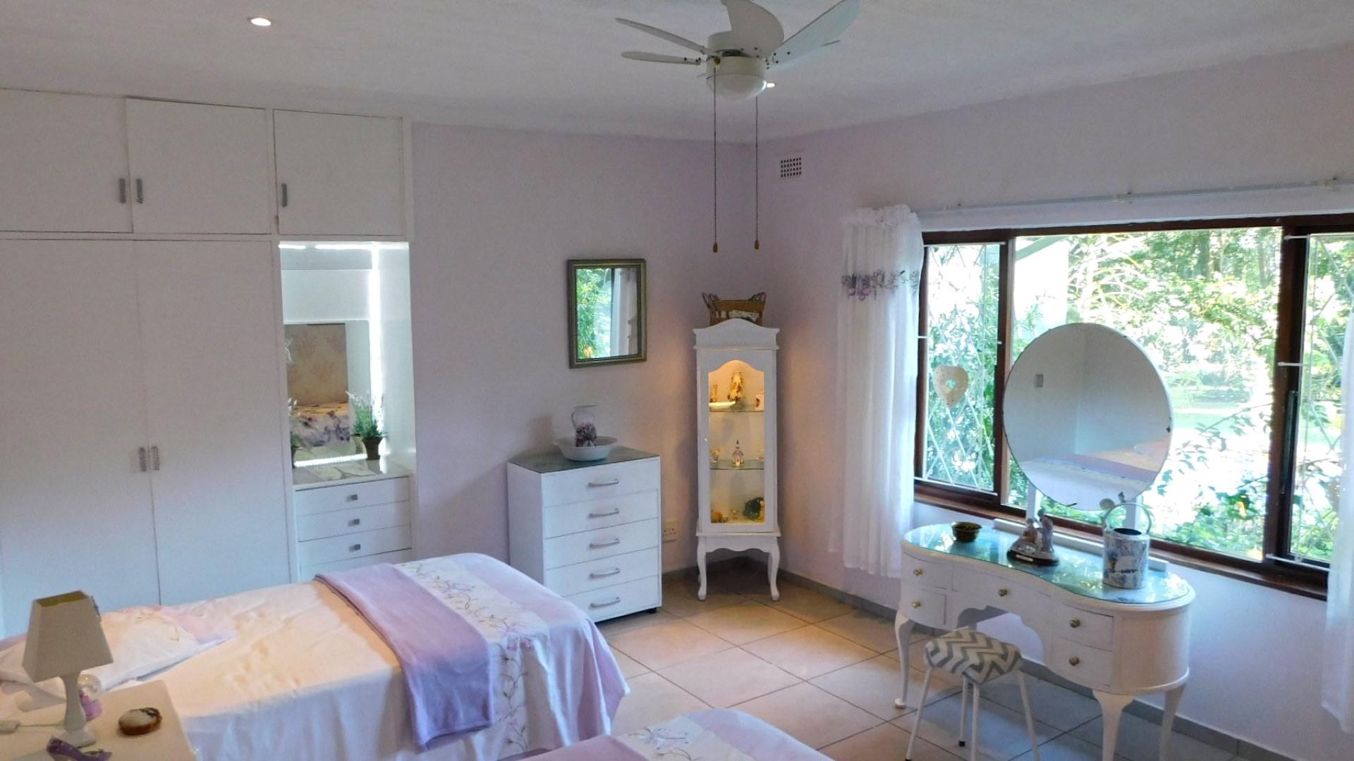 Bed Room 1 - 24 square meters of property in Umtentweni