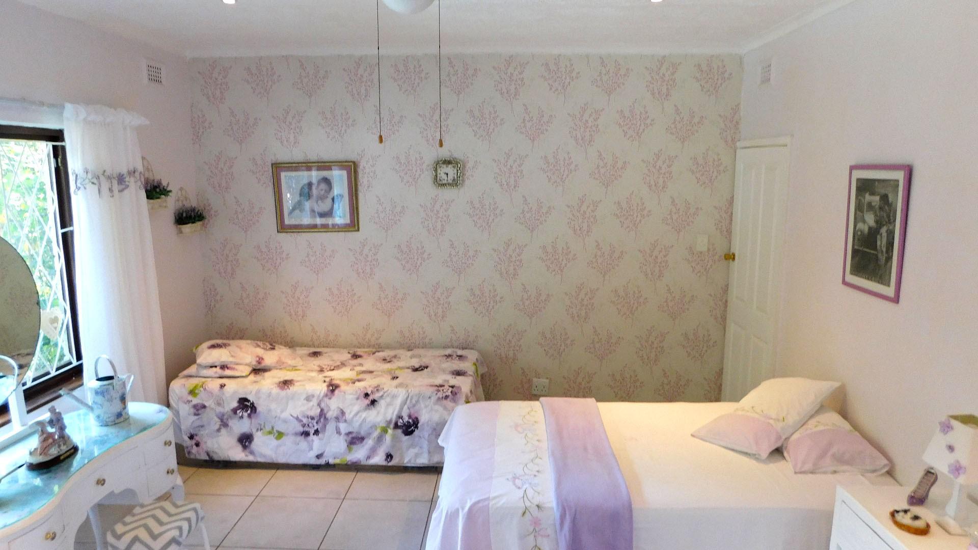 Bed Room 1 - 24 square meters of property in Umtentweni