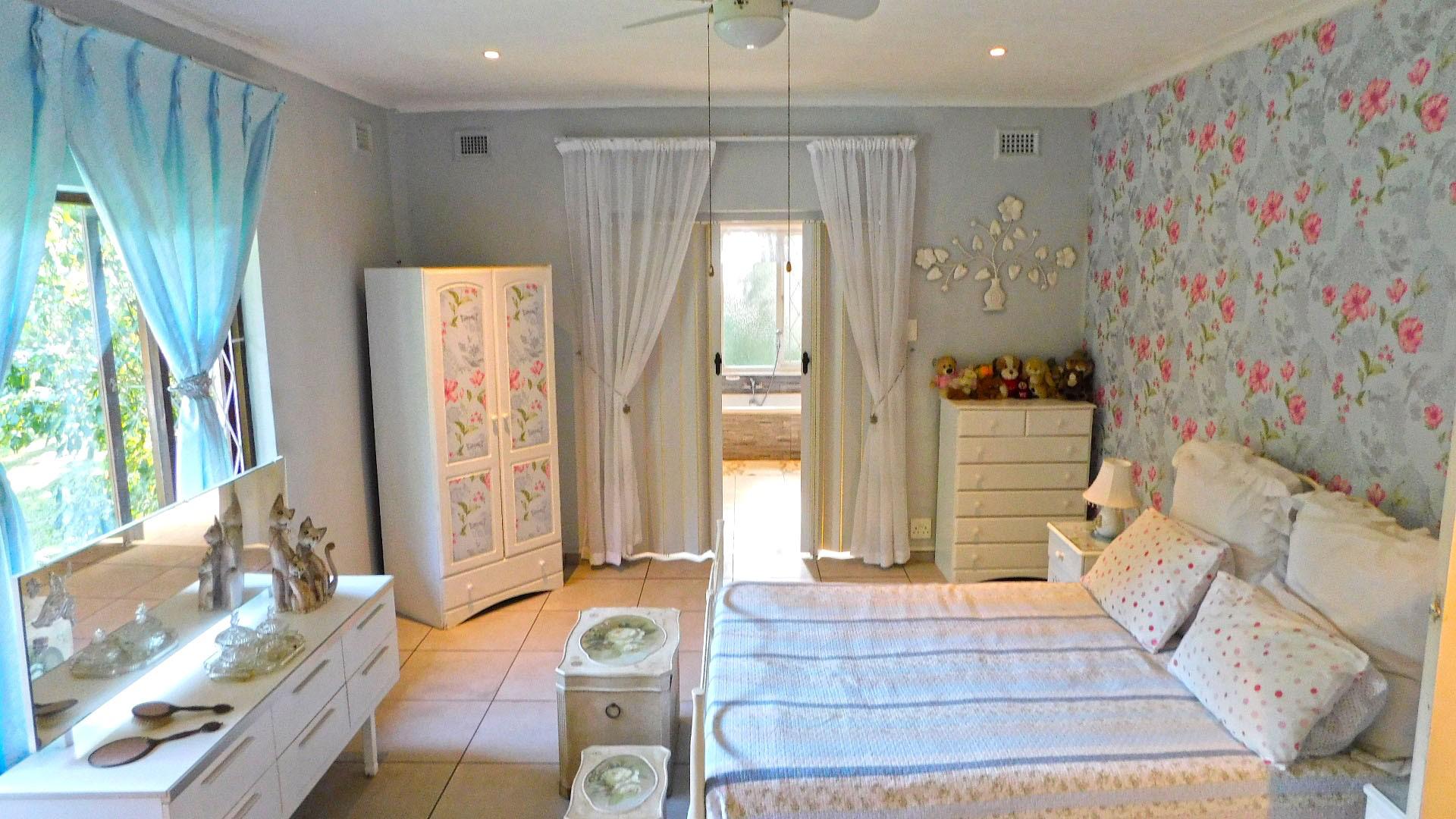 Main Bedroom - 32 square meters of property in Umtentweni