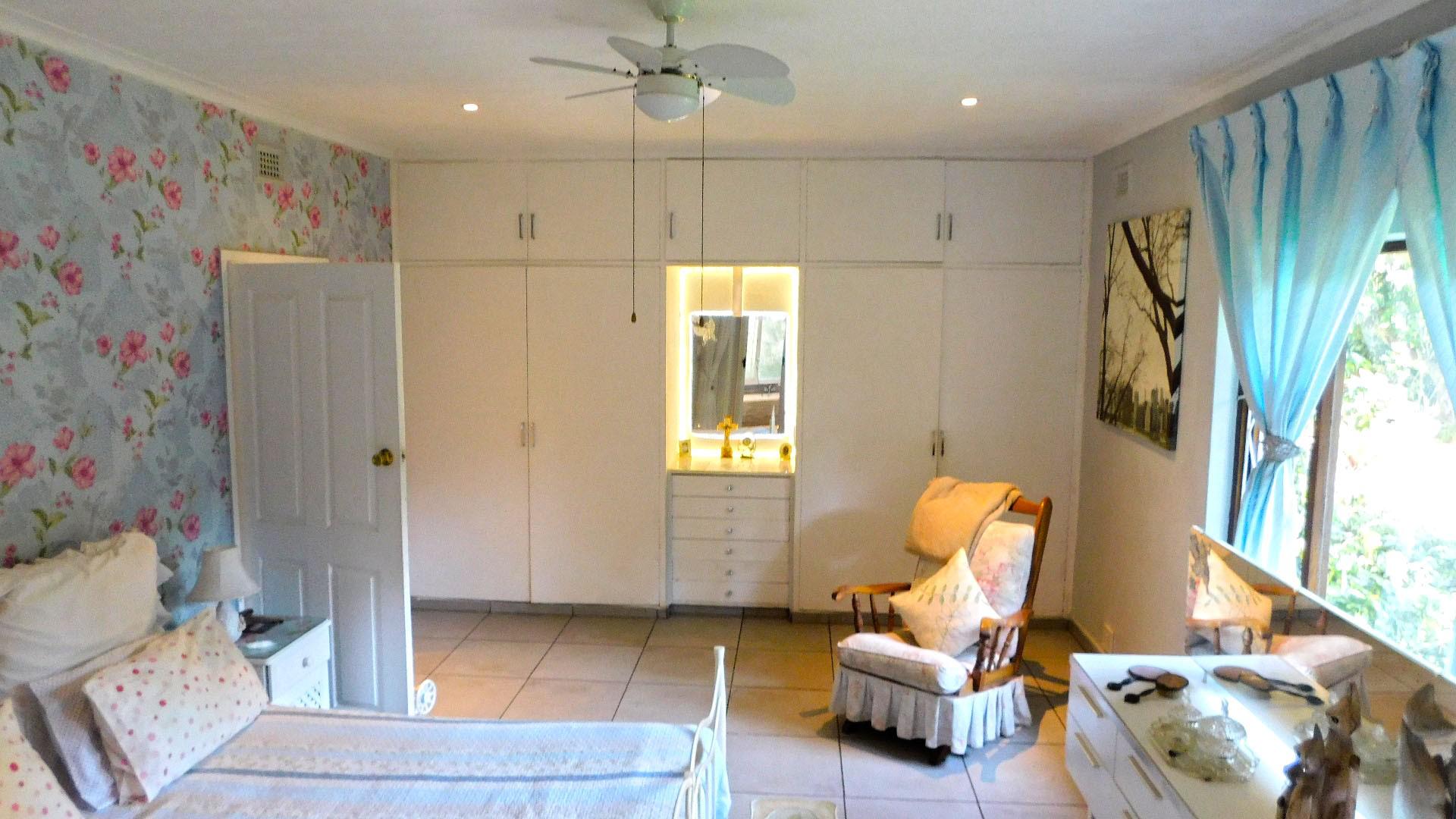 Main Bedroom - 32 square meters of property in Umtentweni