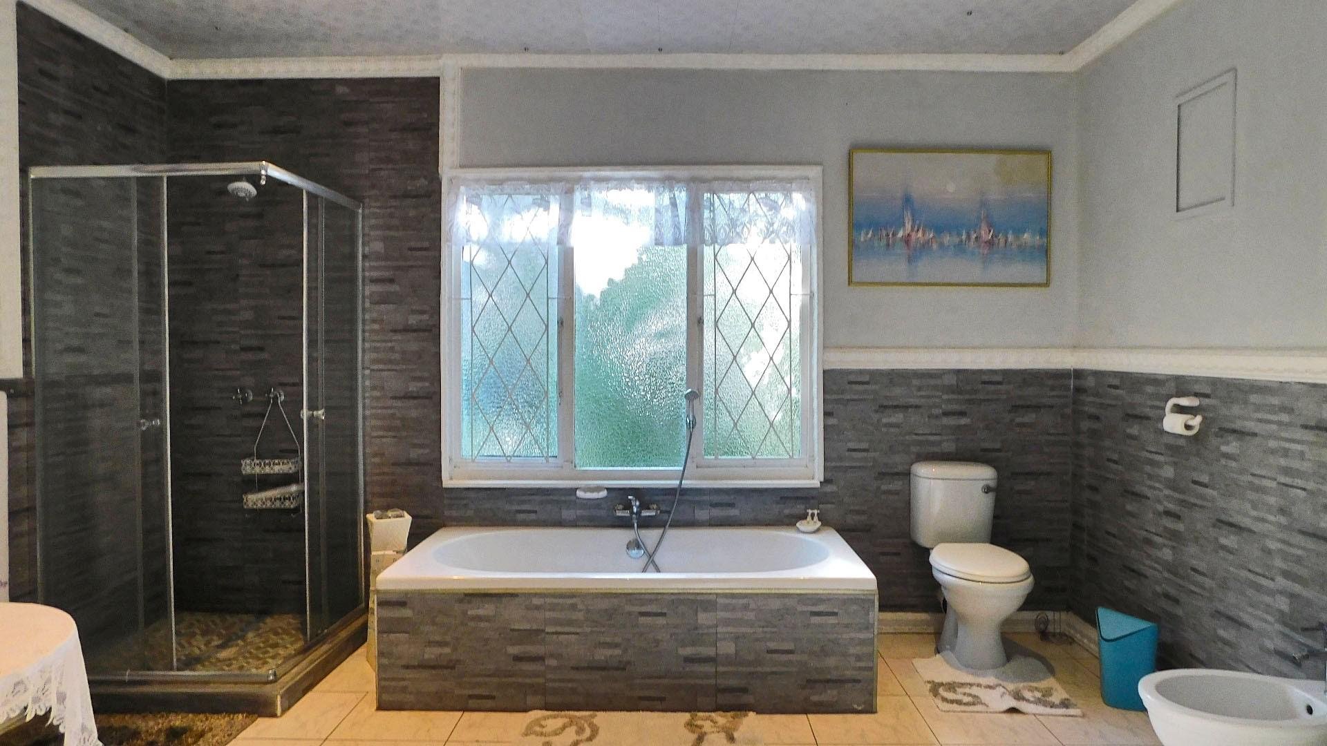 Main Bathroom - 17 square meters of property in Umtentweni