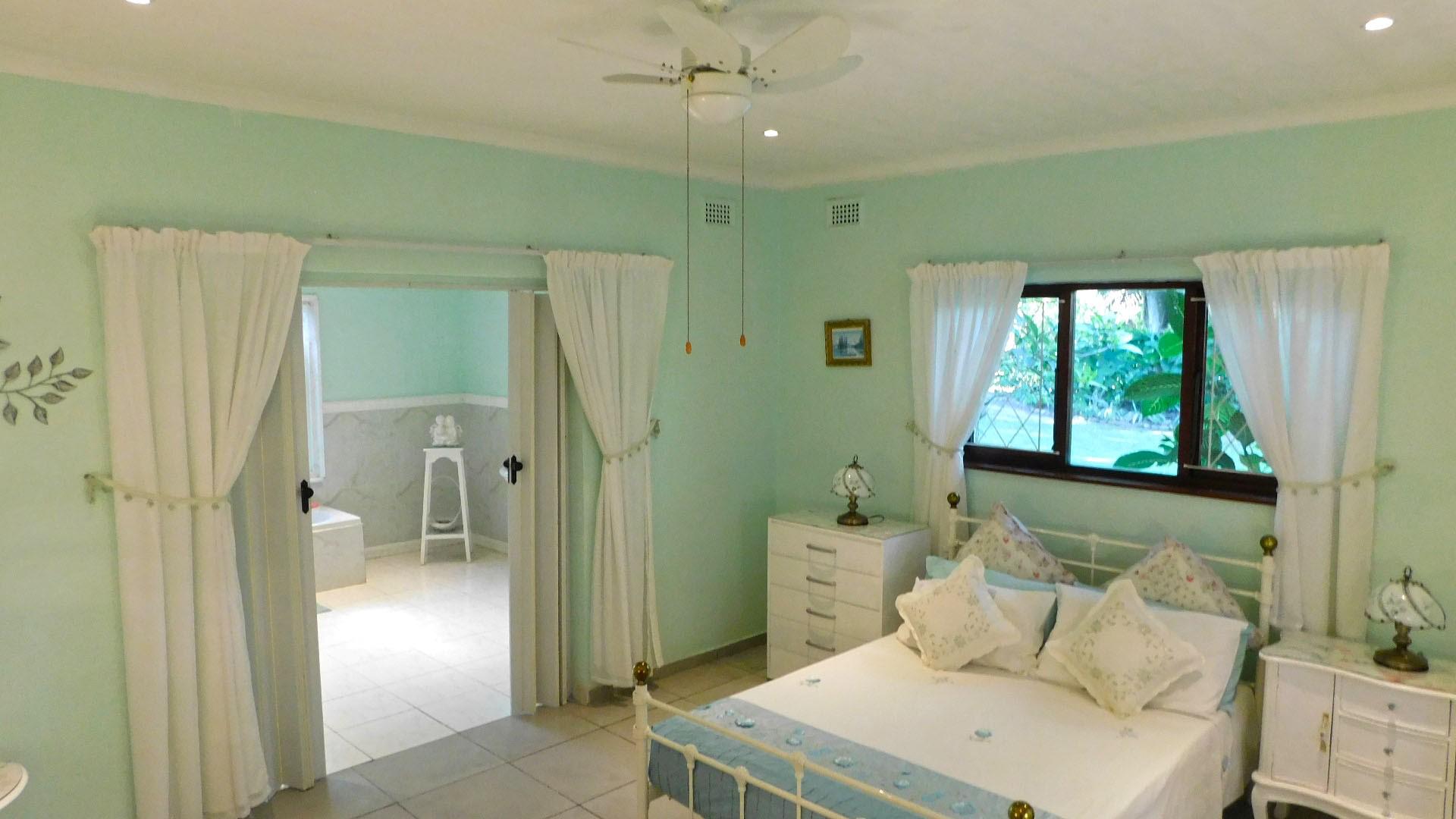 Bed Room 2 - 22 square meters of property in Umtentweni