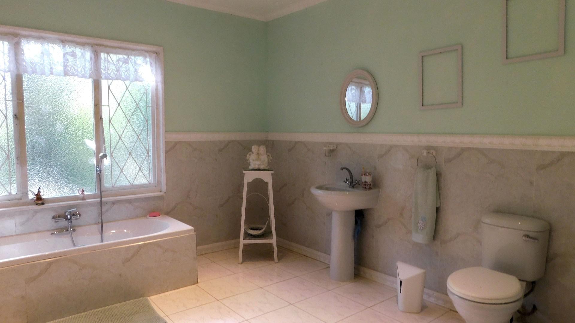 Bathroom 1 - 19 square meters of property in Umtentweni