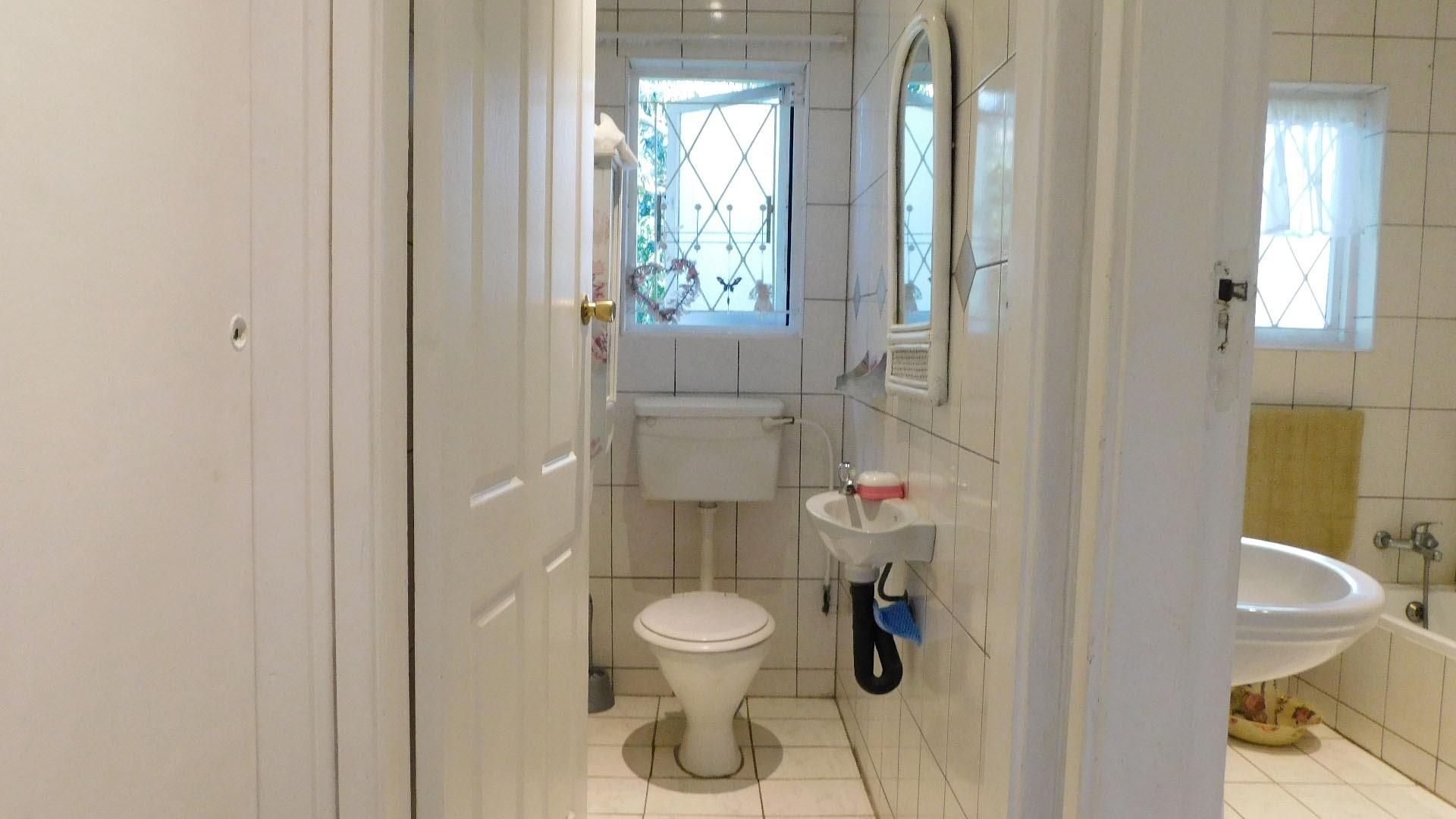 Guest Toilet - 2 square meters of property in Umtentweni