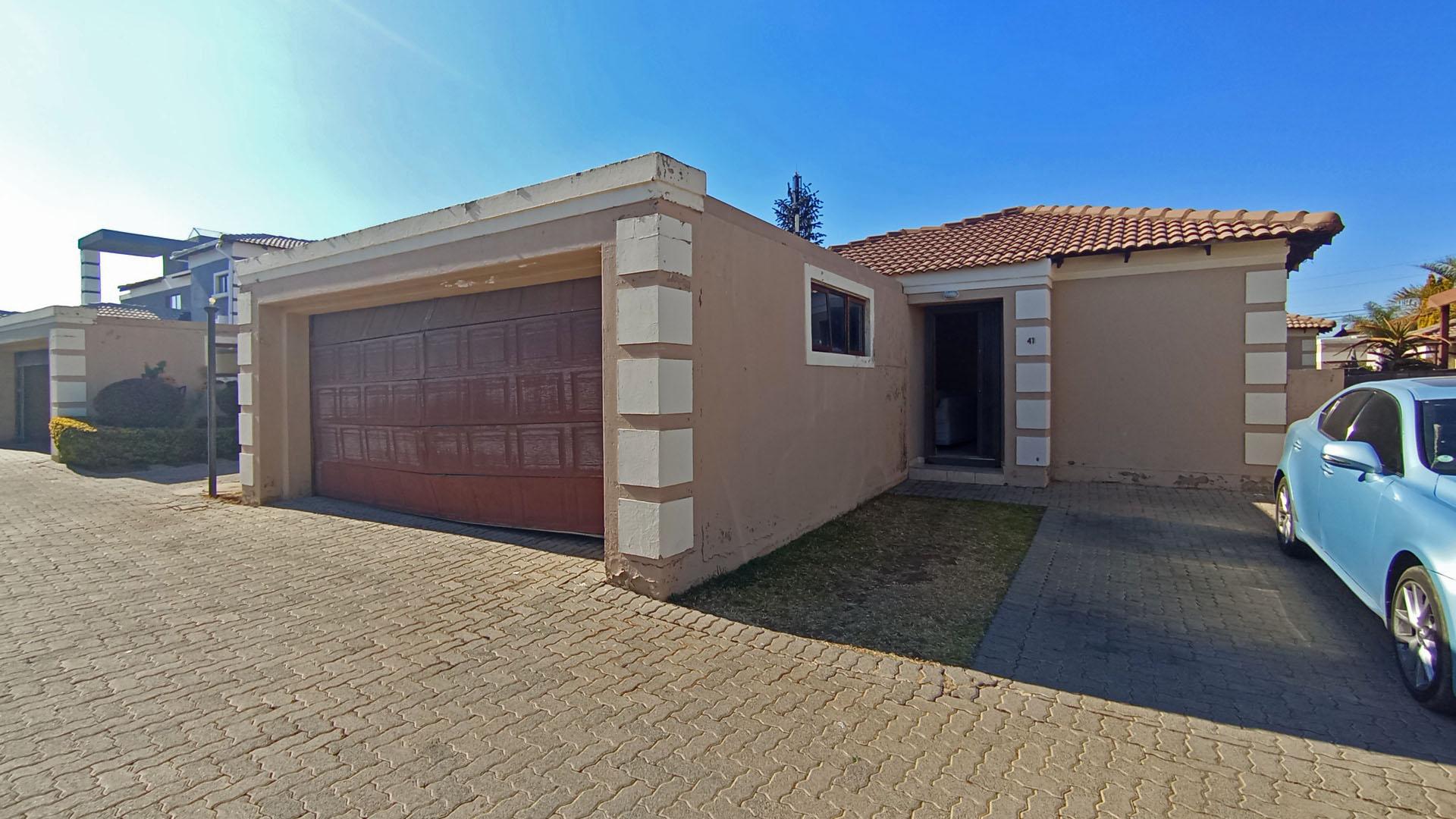 Front View of property in The Reeds