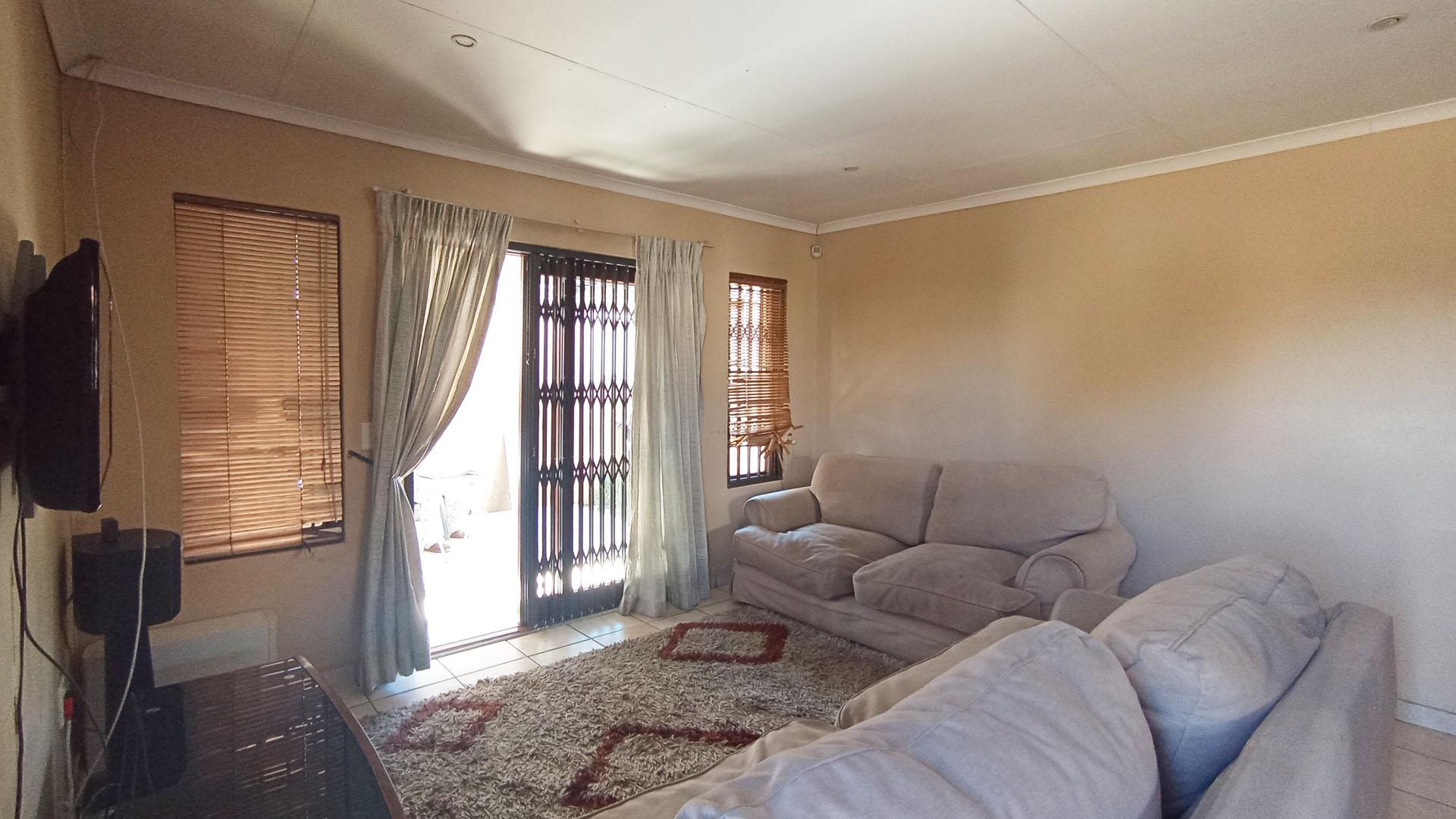 Lounges - 19 square meters of property in The Reeds
