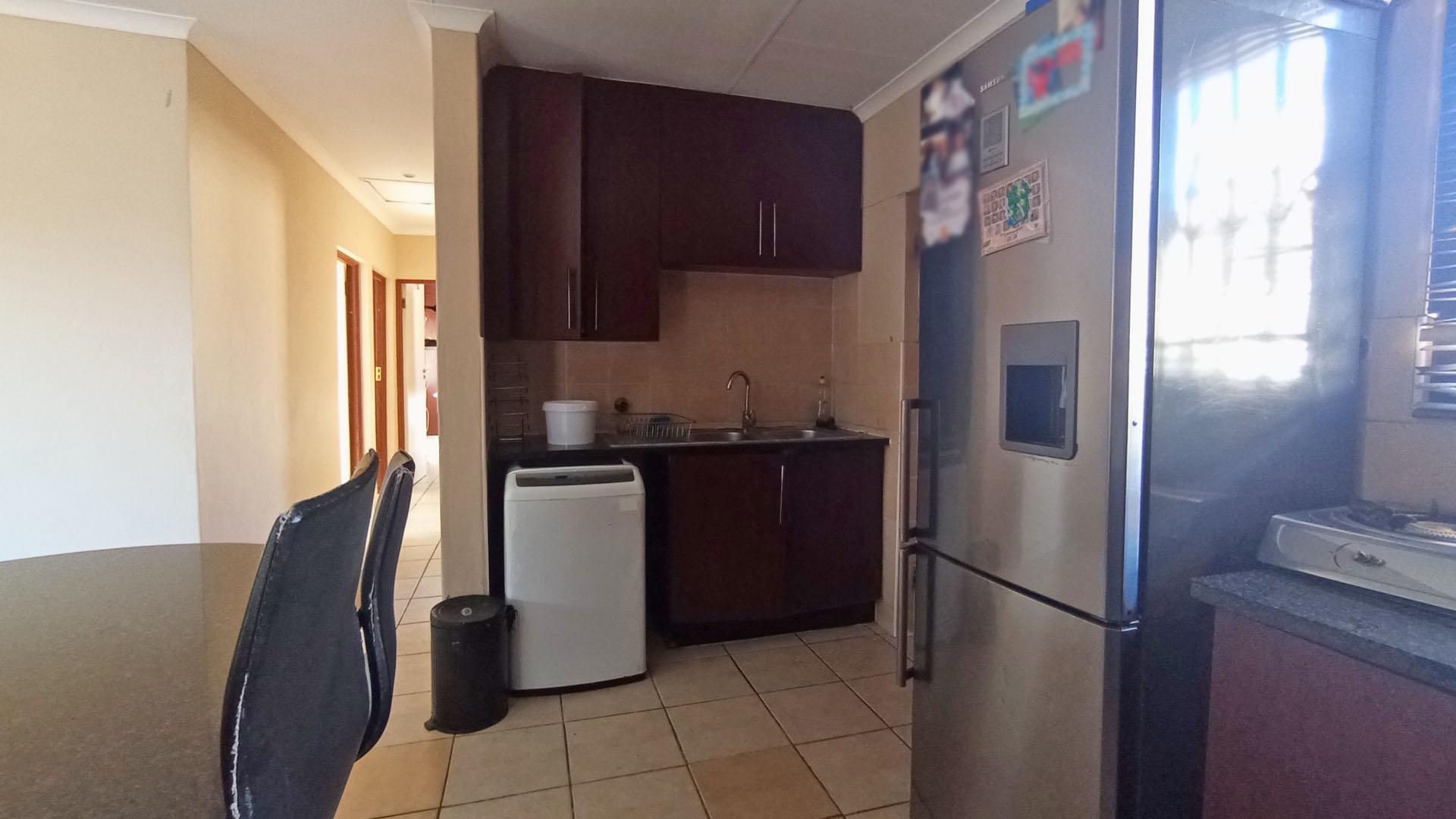 Kitchen - 14 square meters of property in The Reeds