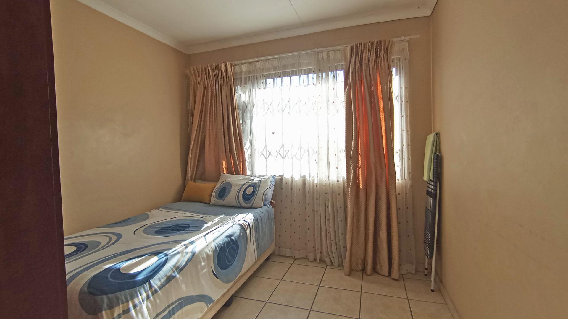 Bed Room 1 - 9 square meters of property in The Reeds