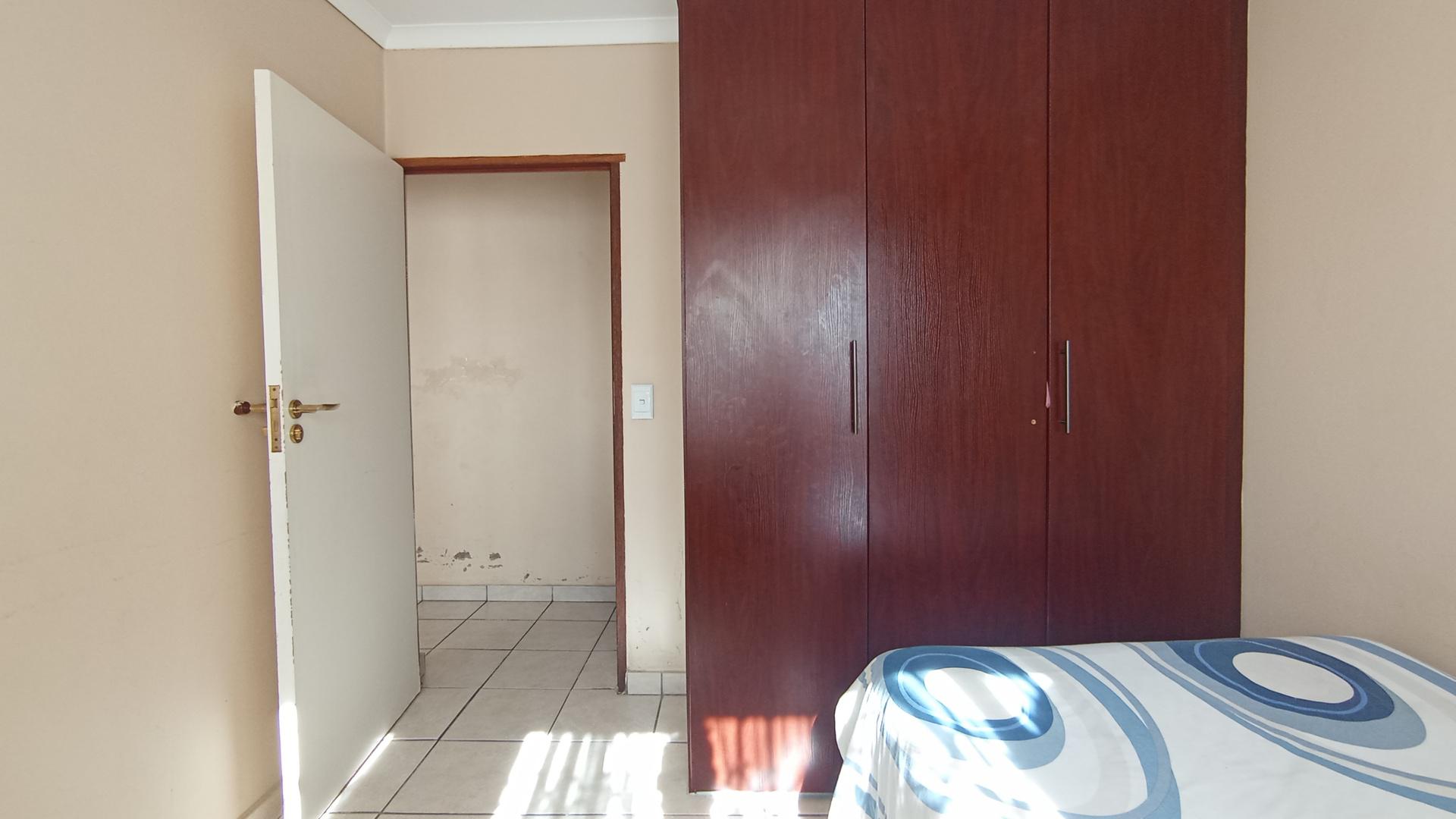 Bed Room 1 - 9 square meters of property in The Reeds