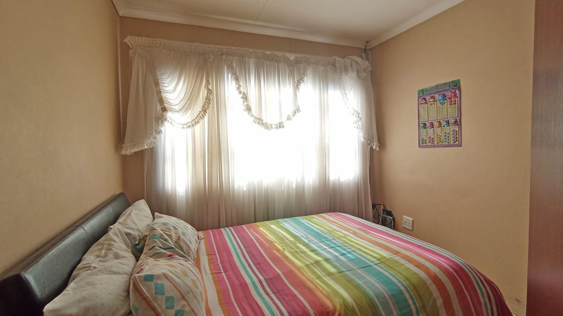 Bed Room 2 - 10 square meters of property in The Reeds