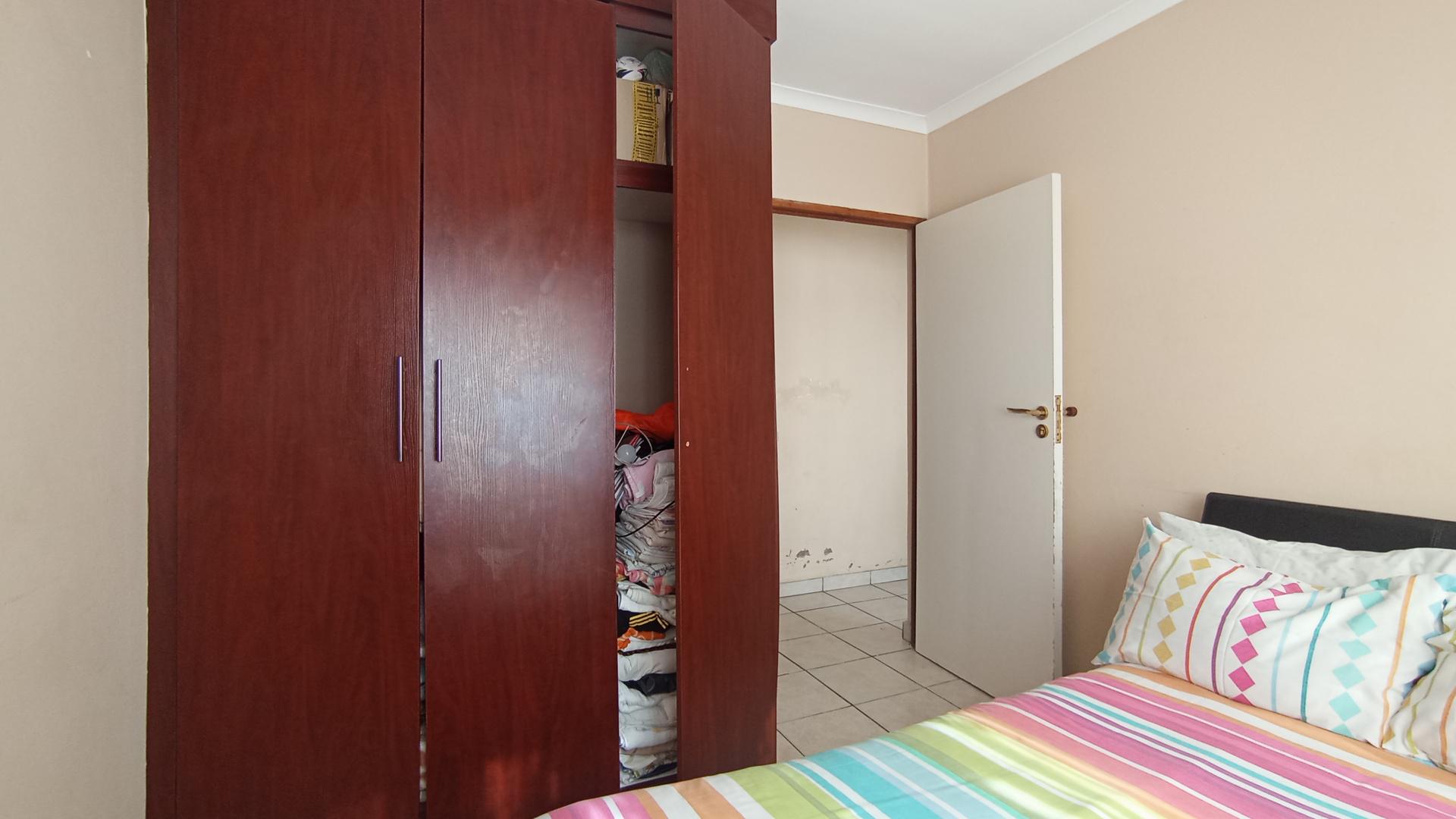 Bed Room 2 - 10 square meters of property in The Reeds