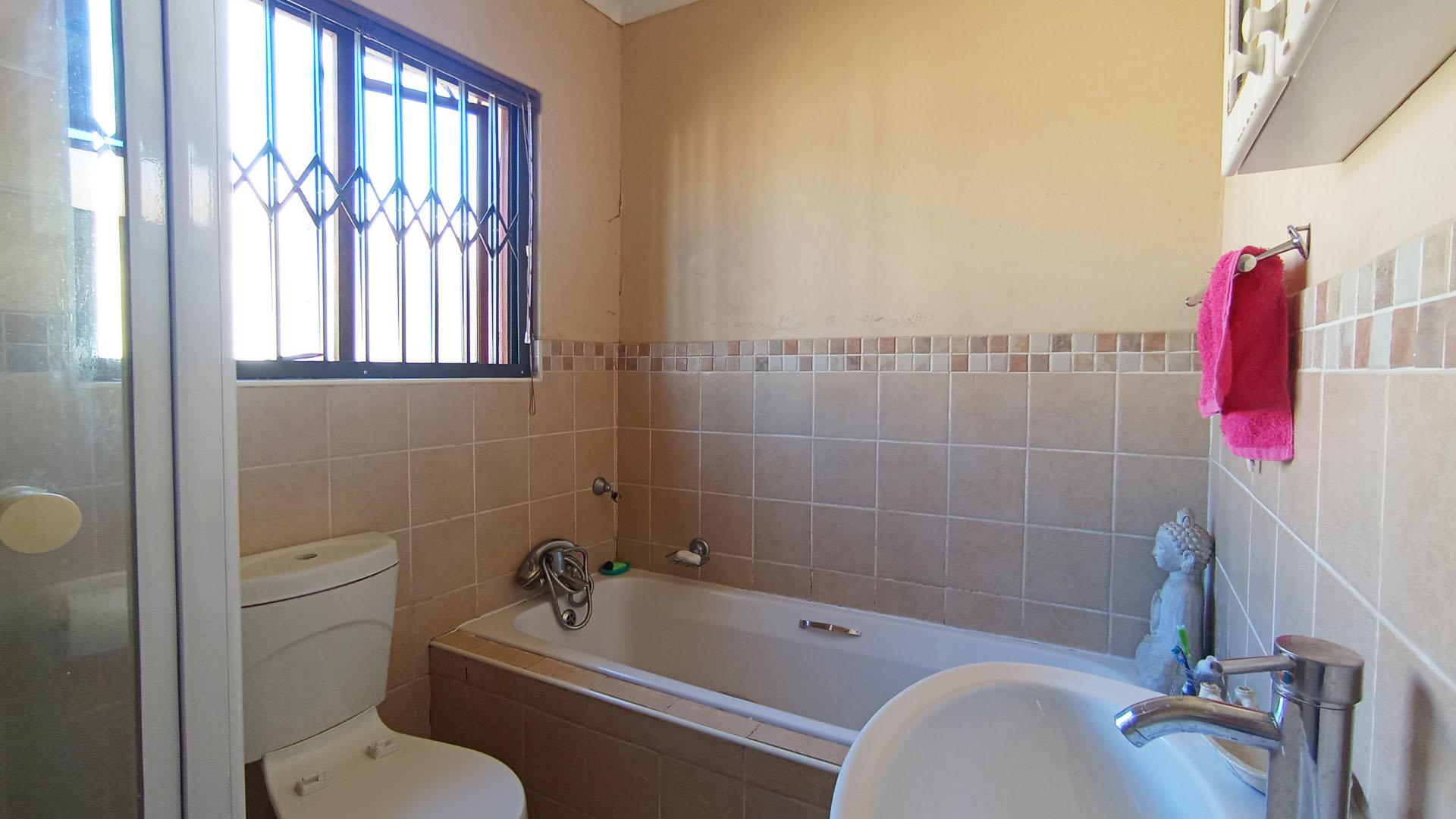 Main Bathroom - 6 square meters of property in The Reeds