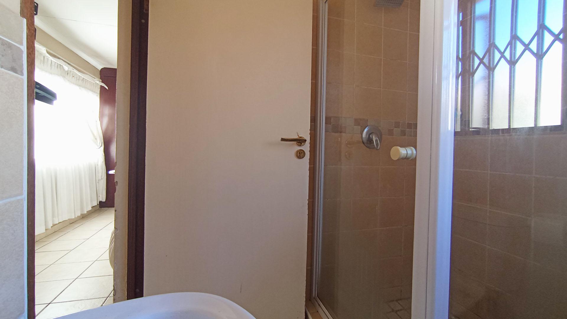 Main Bathroom - 6 square meters of property in The Reeds