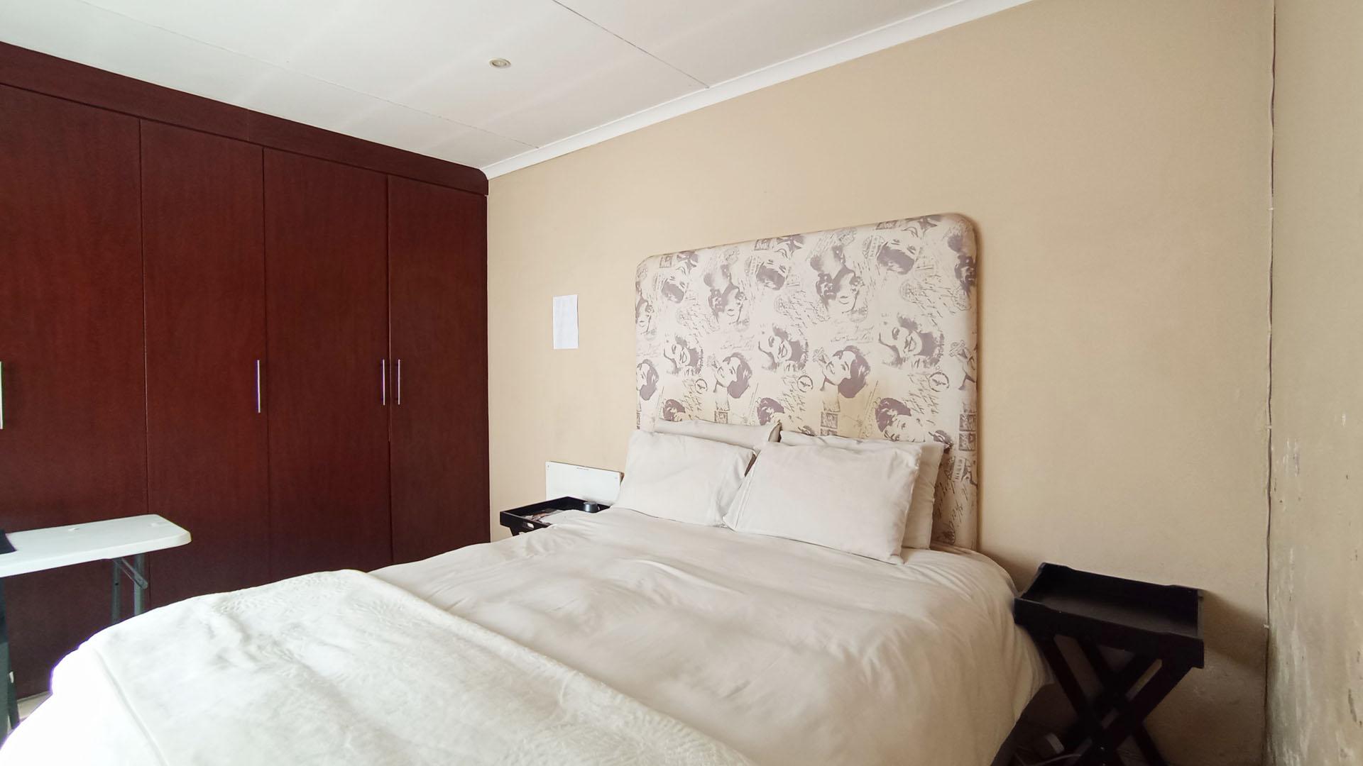 Main Bedroom - 18 square meters of property in The Reeds