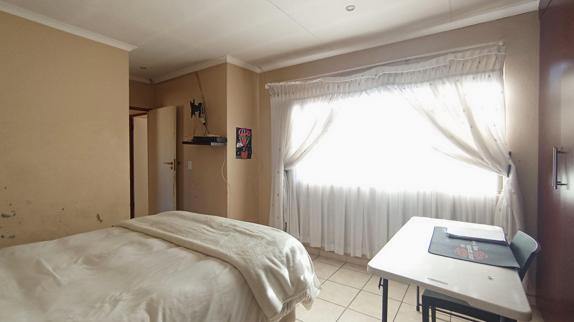 Main Bedroom - 18 square meters of property in The Reeds