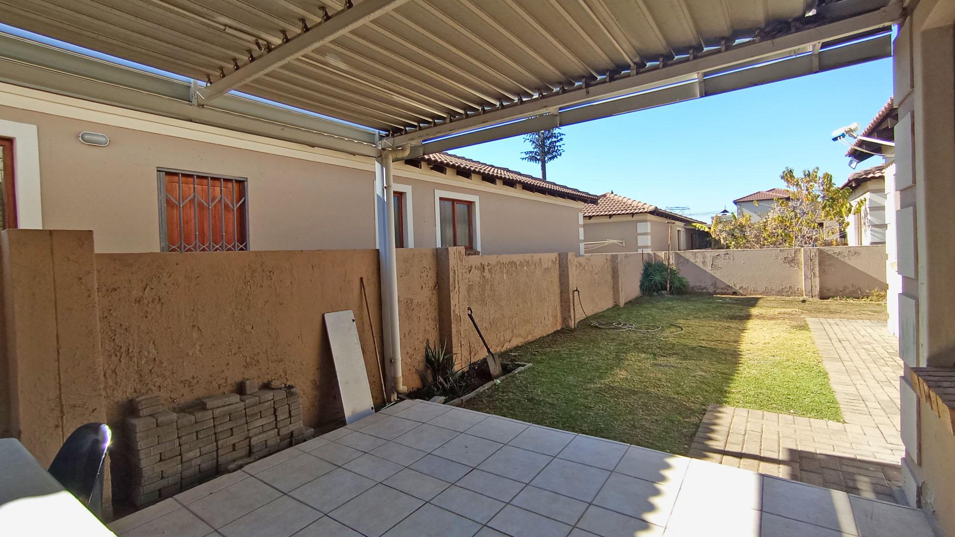 Patio - 17 square meters of property in The Reeds