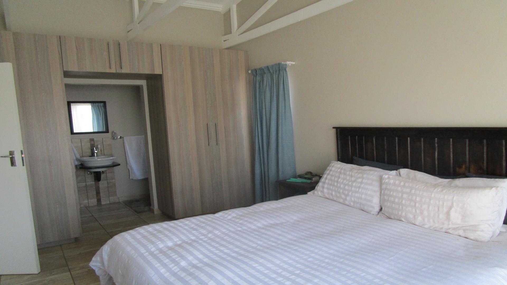 Main Bedroom - 17 square meters of property in Waterval East
