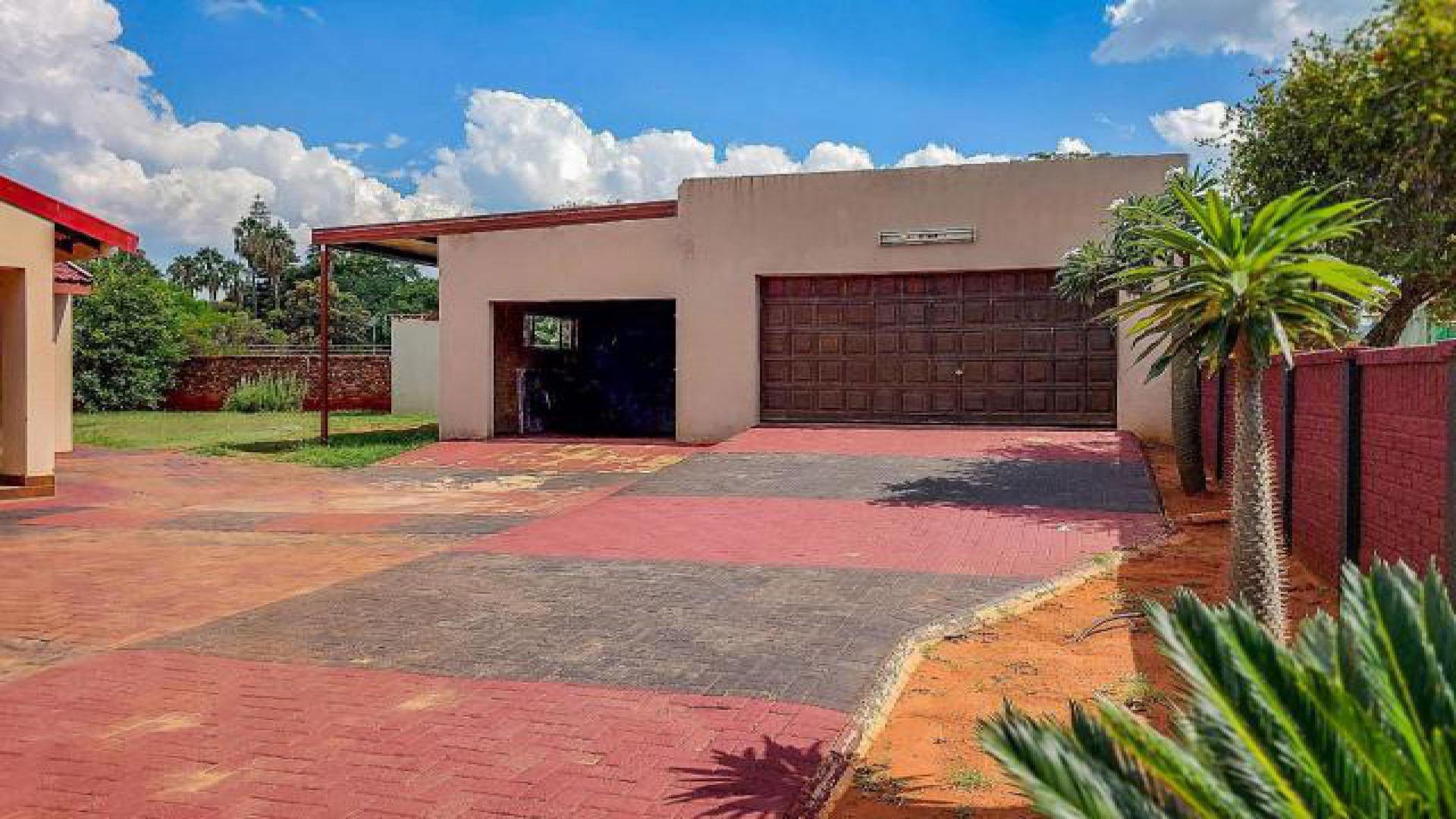 Front View of property in Mooinooi