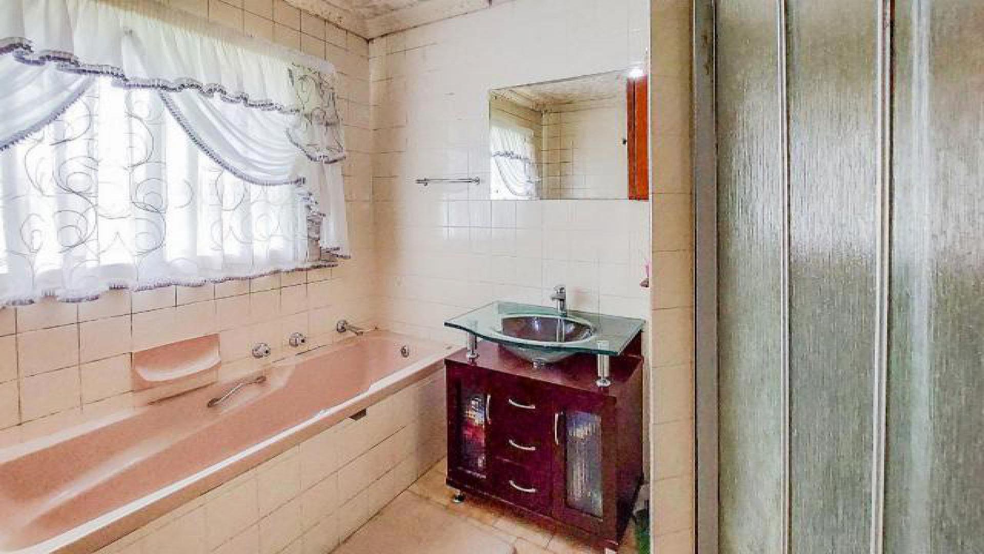 Bathroom 1 of property in Mooinooi