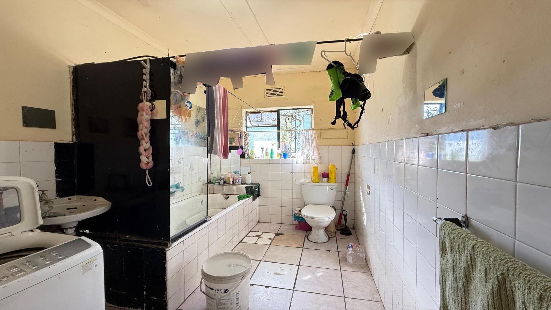 Bathroom 1 of property in Shirley Park