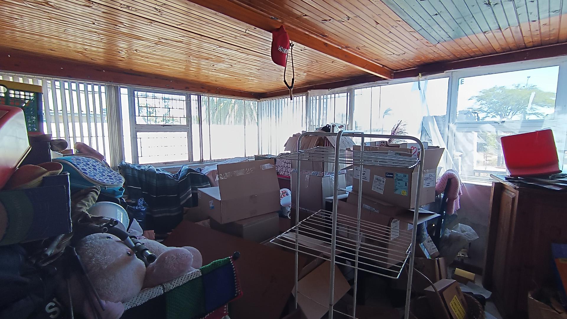 Lounges - 21 square meters of property in Shirley Park