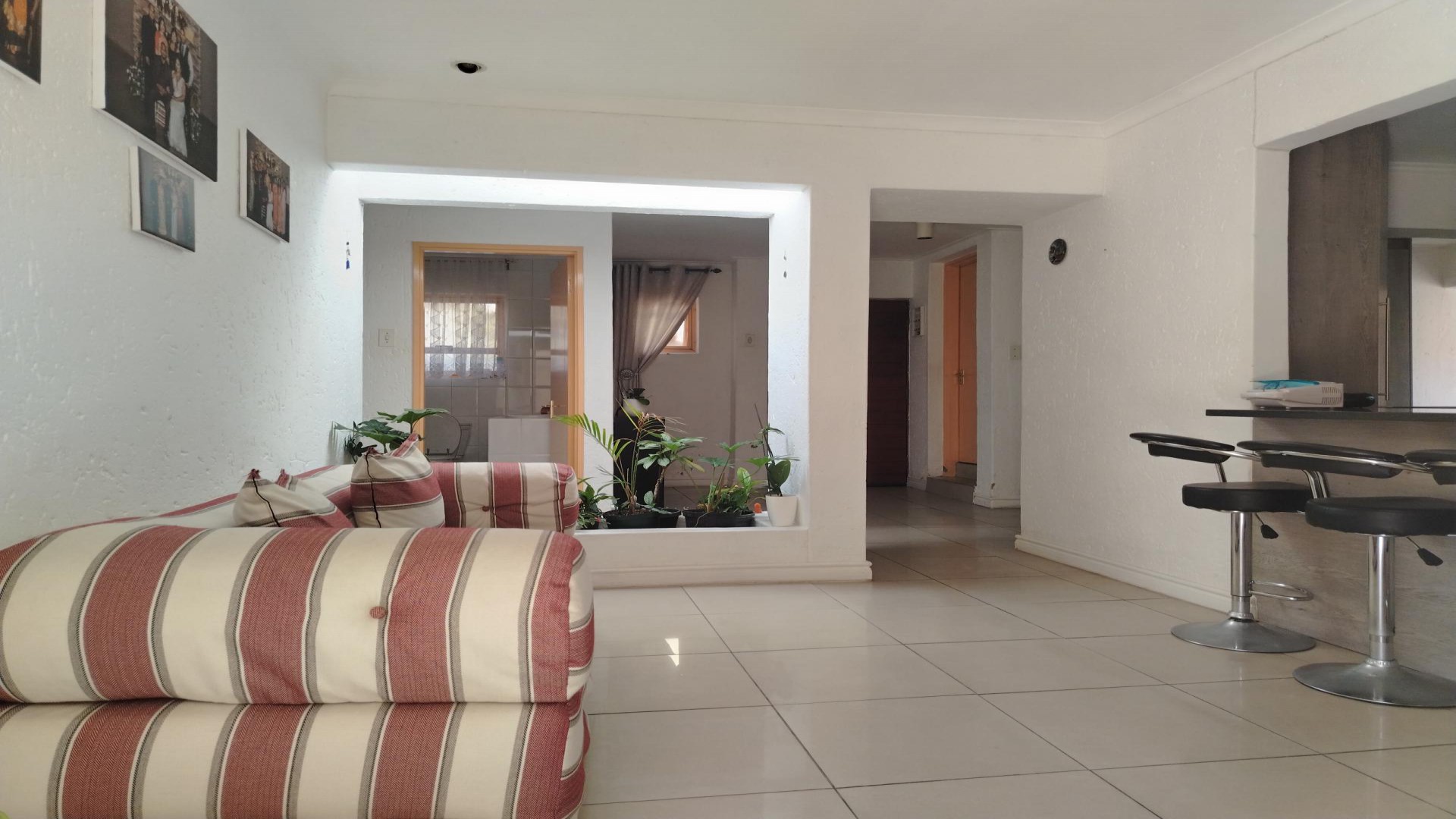Lounges - 19 square meters of property in Parkmore