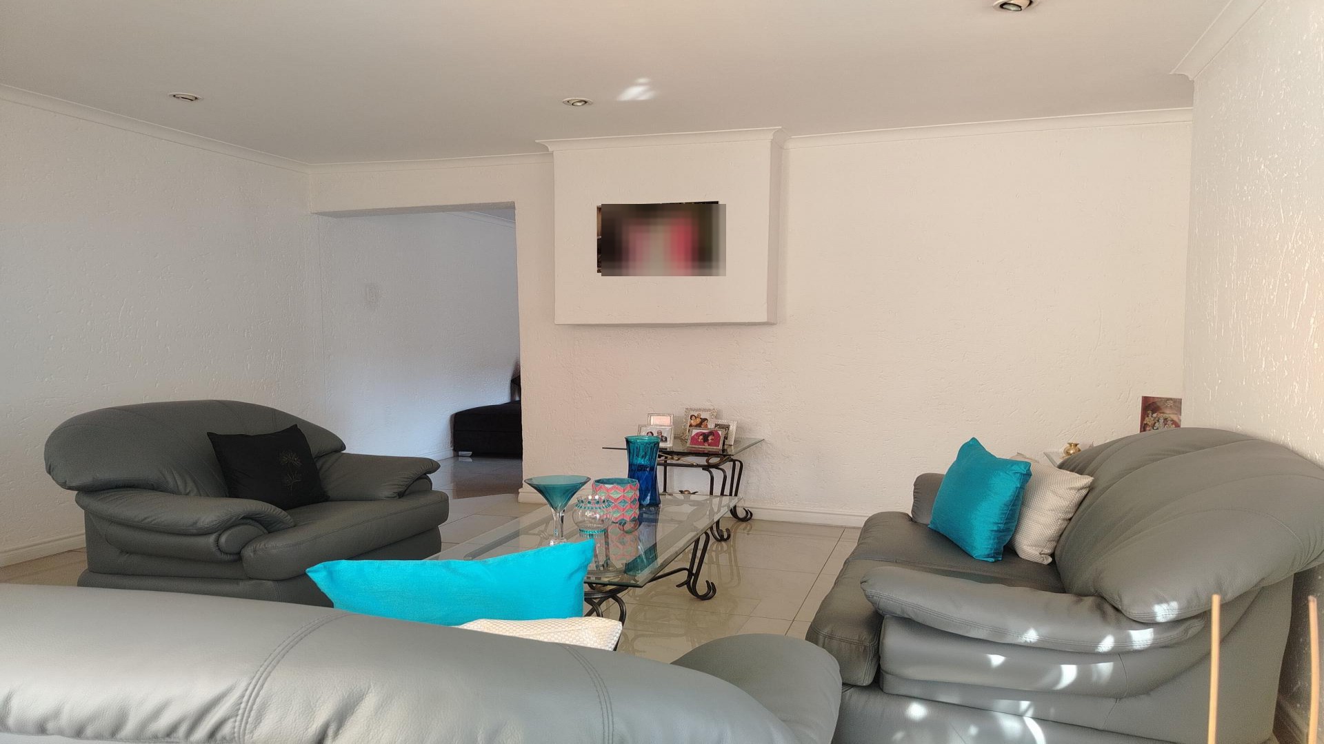 Lounges - 19 square meters of property in Parkmore