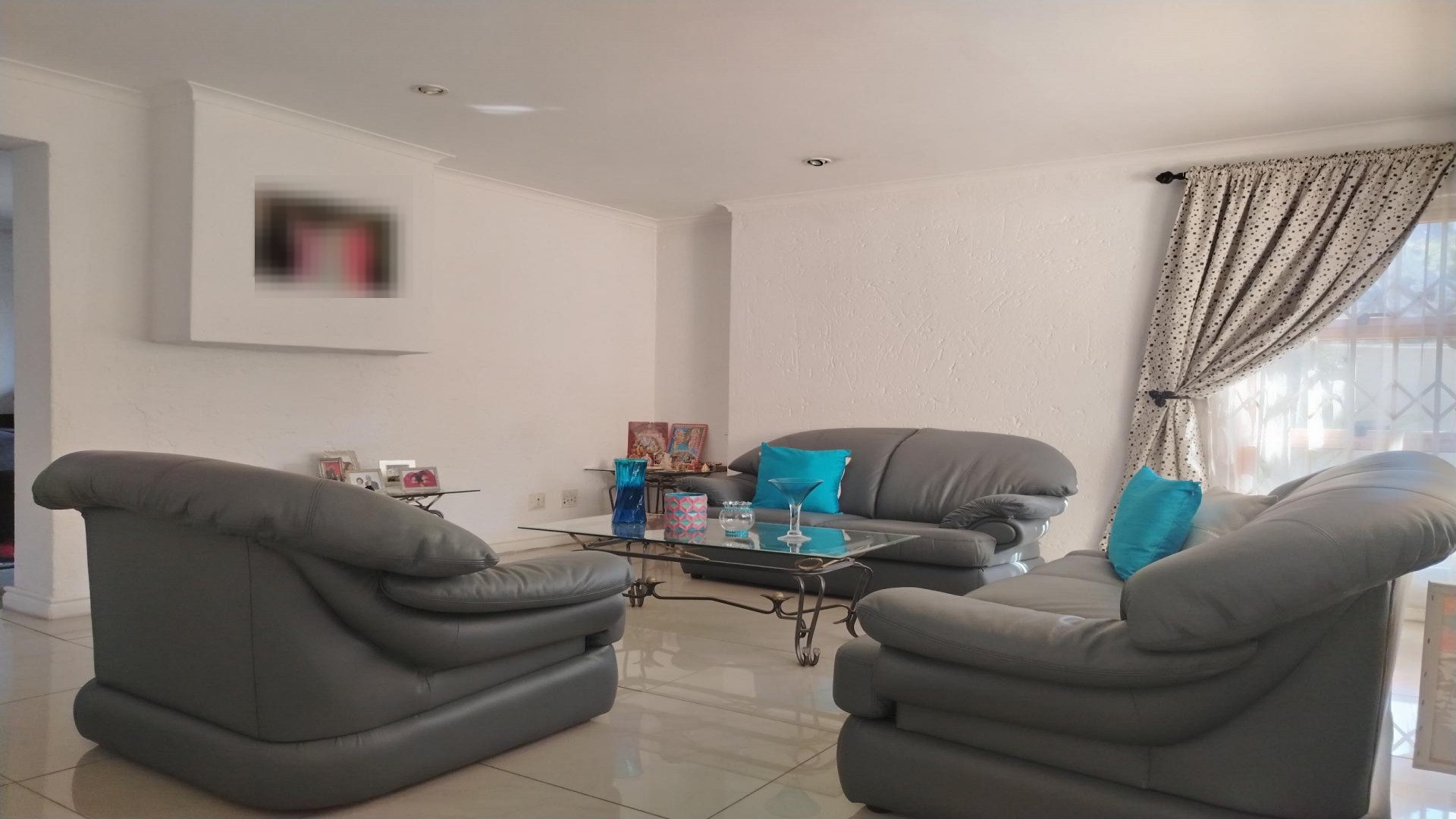 Lounges - 19 square meters of property in Parkmore