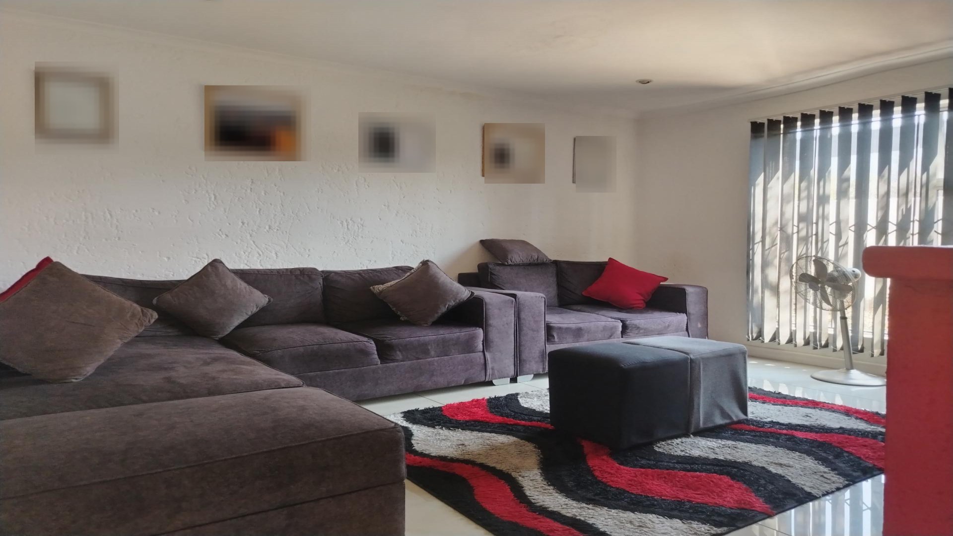 Lounges - 19 square meters of property in Parkmore