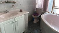 Main Bathroom - 7 square meters of property in Ohenimuri