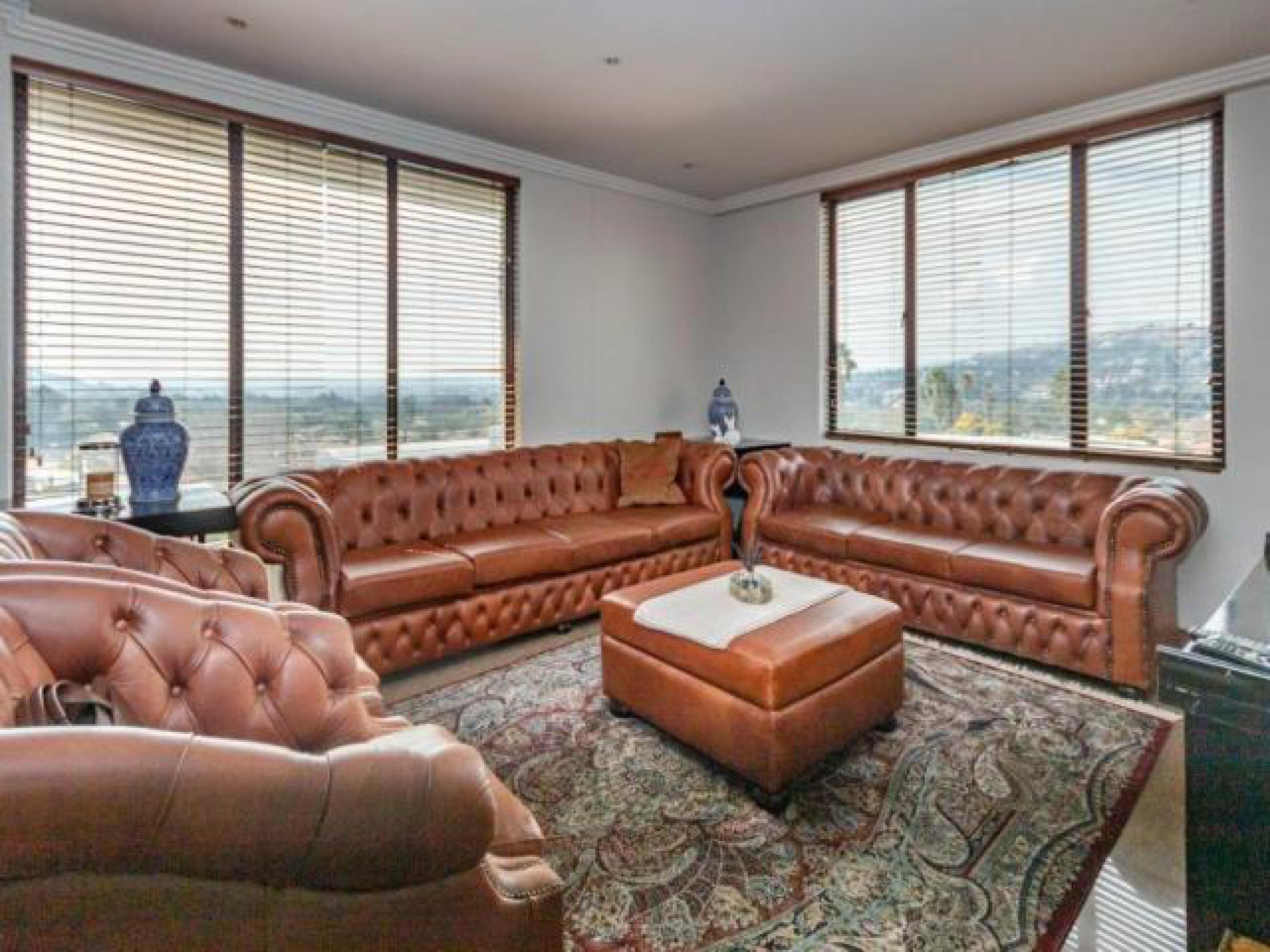 Lounges - 26 square meters of property in Bedford Gardens