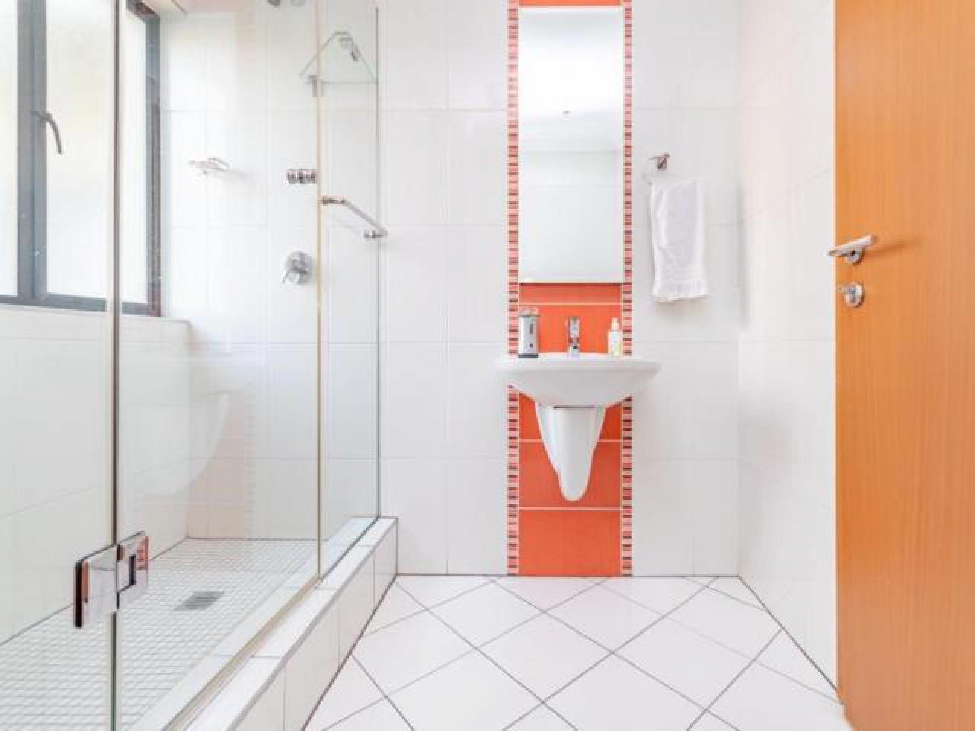 Bathroom 1 - 7 square meters of property in Bedford Gardens