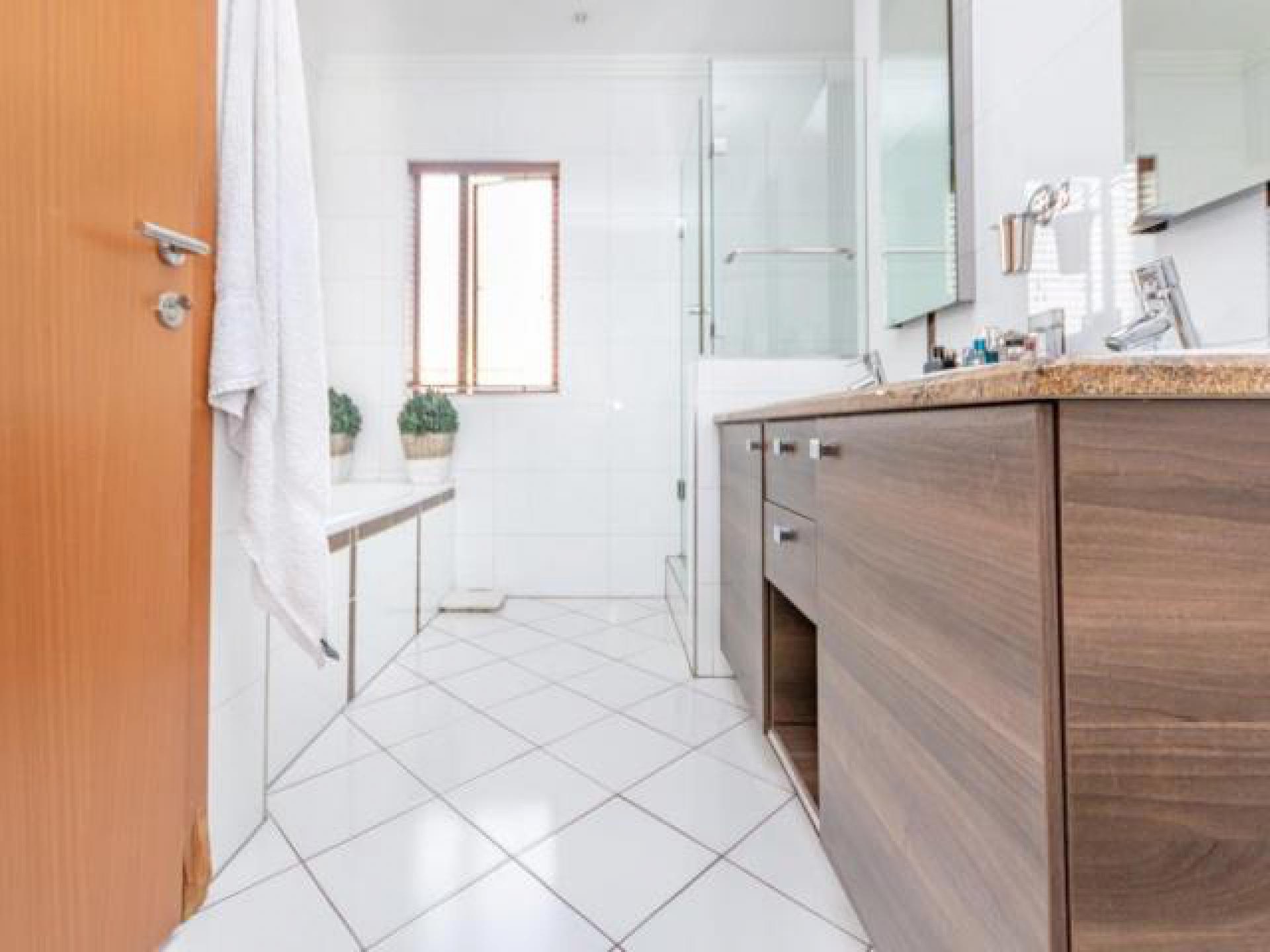 Main Bathroom - 9 square meters of property in Bedford Gardens
