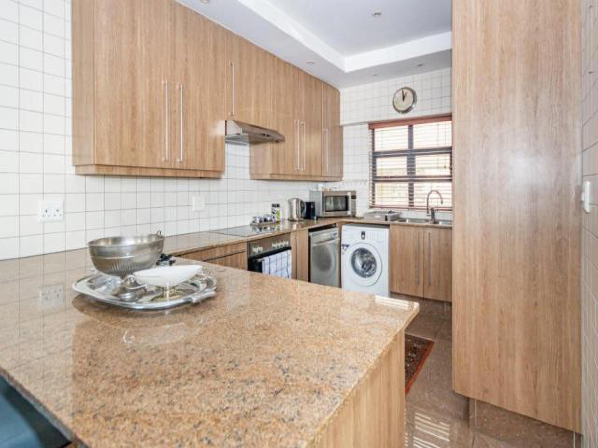 Kitchen - 14 square meters of property in Bedford Gardens