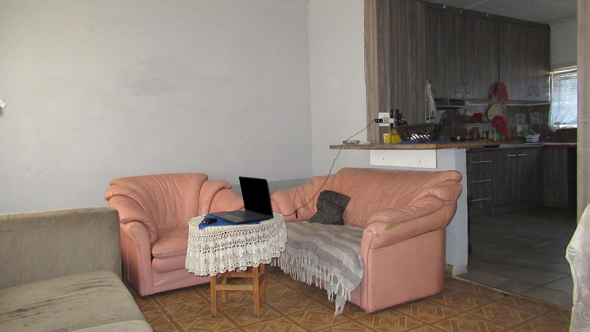 Lounges - 22 square meters of property in Noycedale