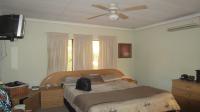 Main Bedroom - 20 square meters of property in Rustenburg Oos-Einde