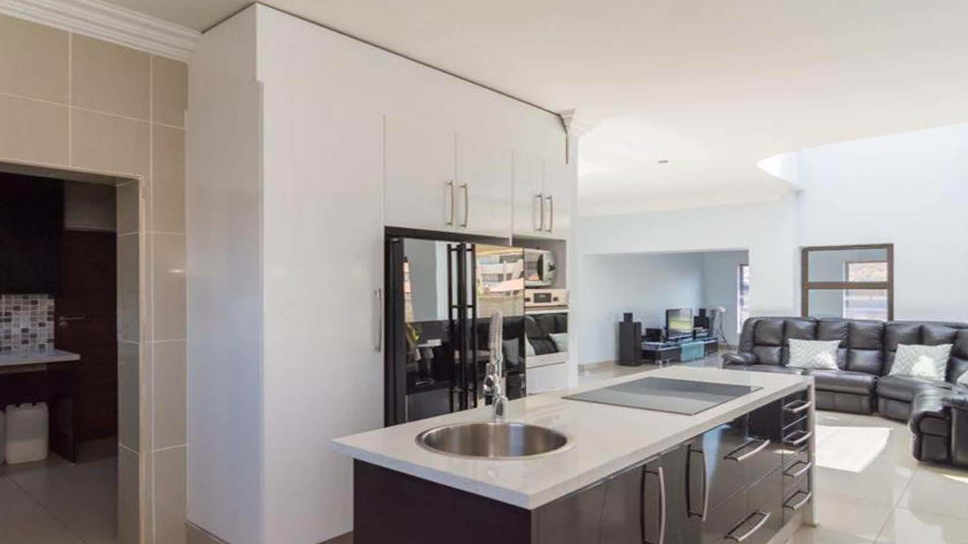 Kitchen - 12 square meters of property in Savannah Country Estate