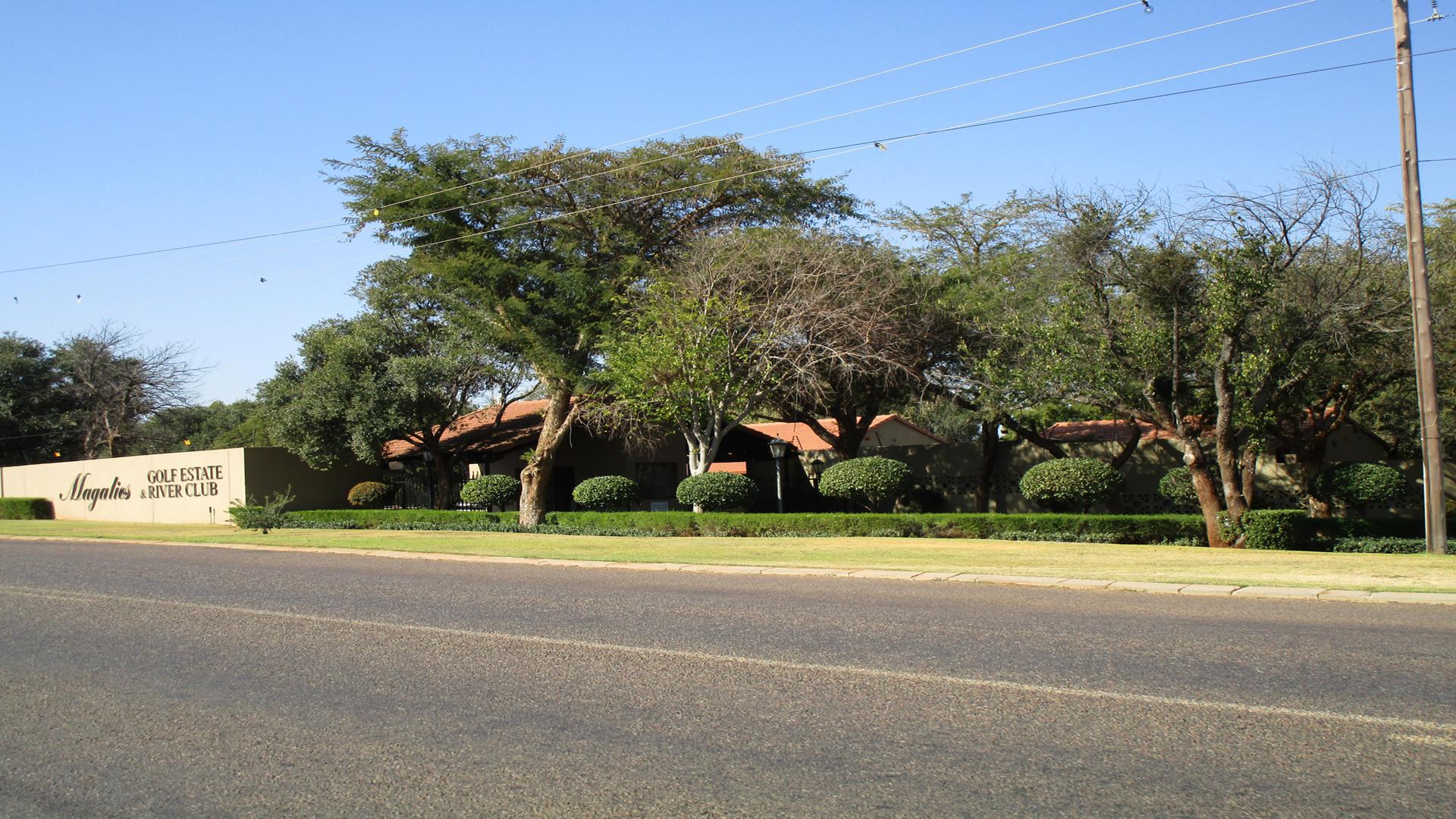 Front View of property in Magalies Golf Estate