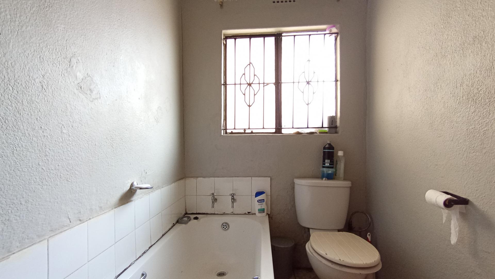 Bathroom 1 - 5 square meters of property in Riverlea - JHB