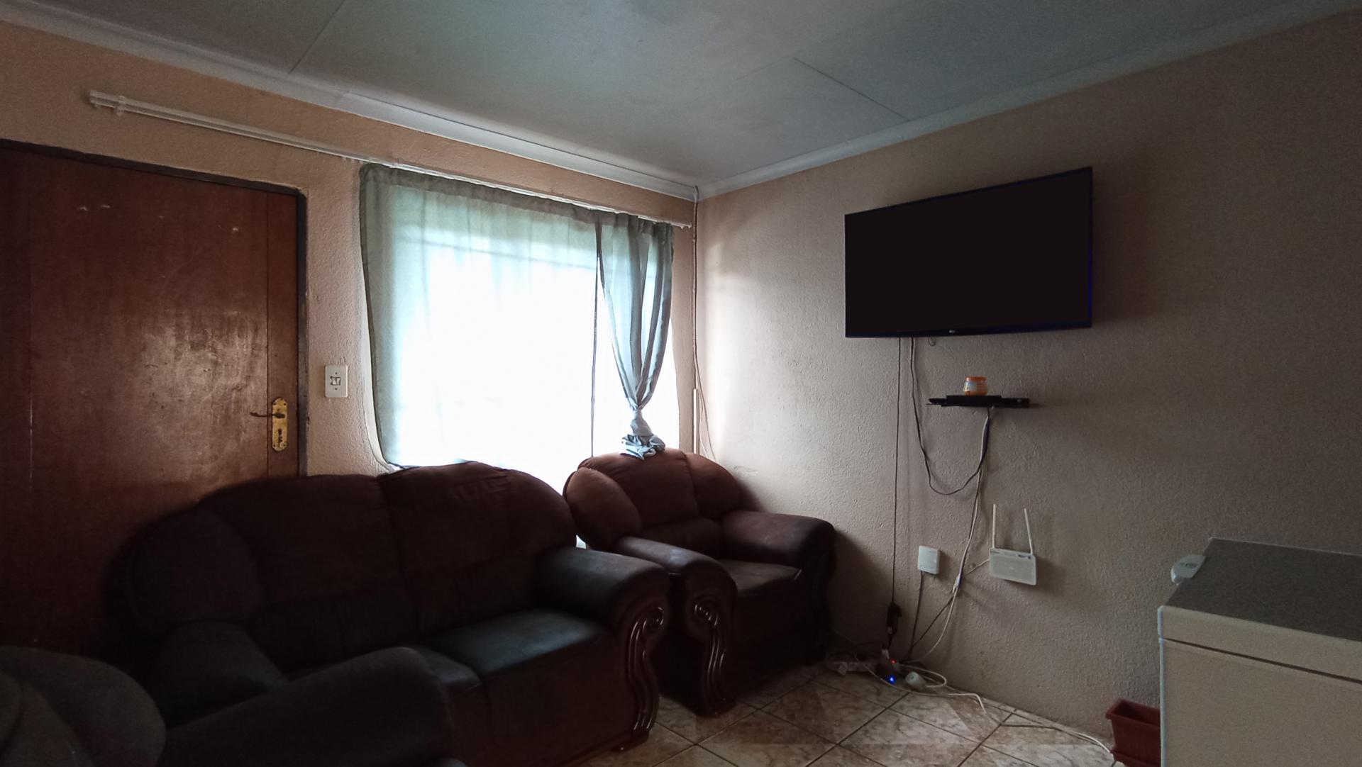 Lounges - 10 square meters of property in Riverlea - JHB